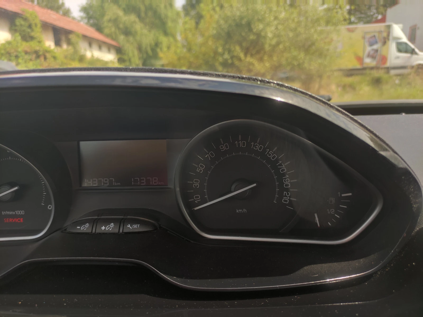 Peugeot 2008 1.6hdi като нов 143000км фул екстри, снимка 11 - Автомобили и джипове - 55908346