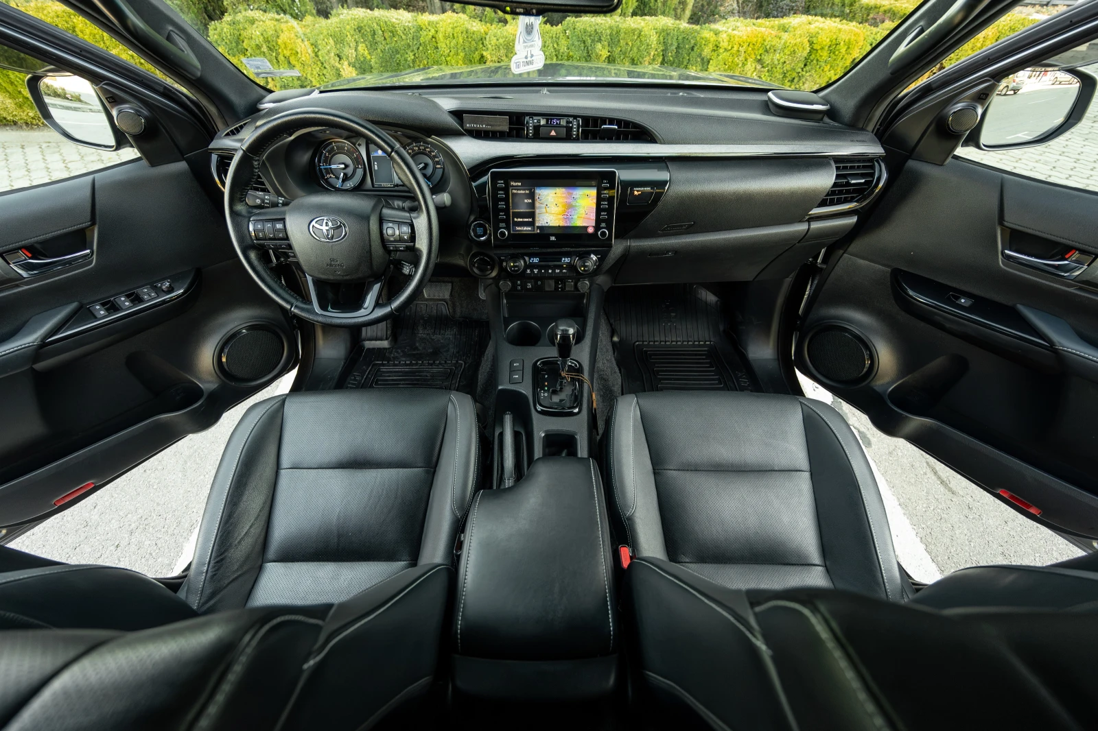 Toyota Hilux 2.8 Invincible-X JBL, снимка 11 - Автомобили и джипове - 56321279