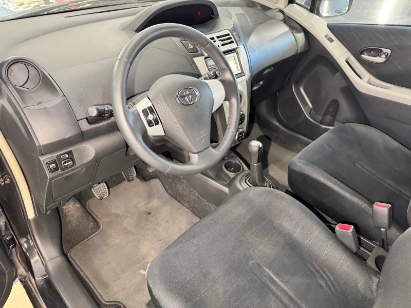 Toyota Yaris 1.3VVTI EXECUTIVE NAVI FULL, снимка 8 - Автомобили и джипове - 47785718