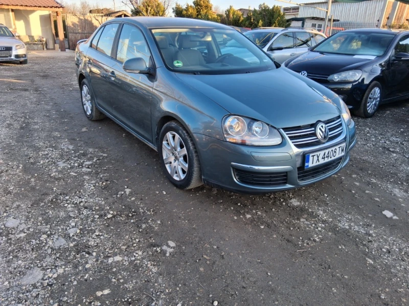 VW Jetta РЕГИСТРИРАН И ОБСЛУЖЕН, снимка 2 - Автомобили и джипове - 49438636