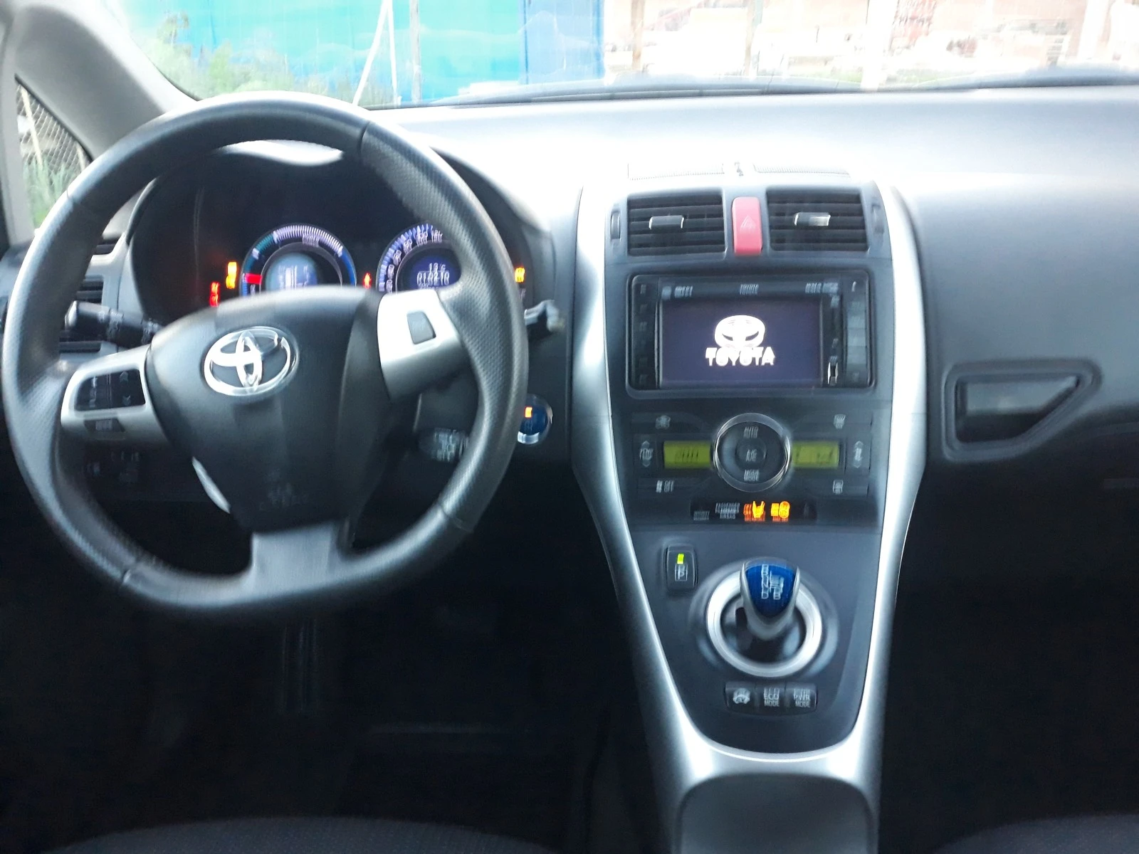 Toyota Auris  1.8iHSD - изображение 10