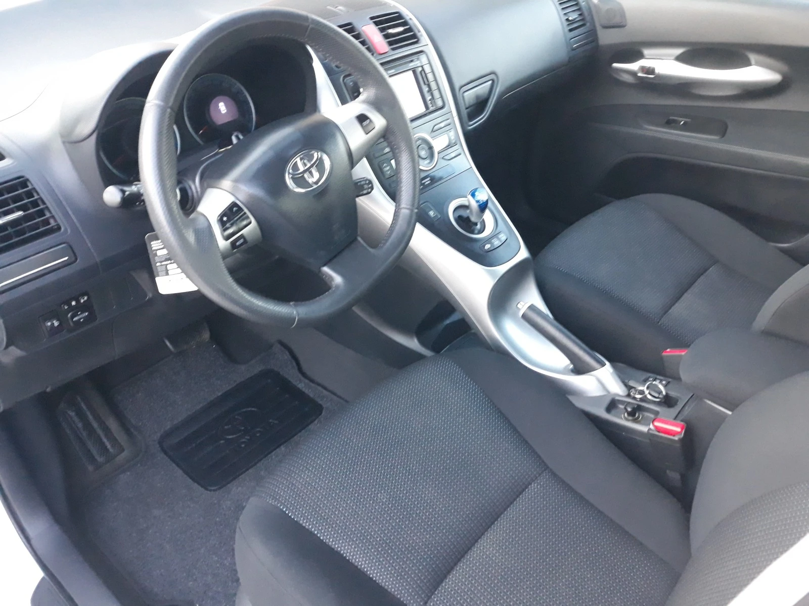 Toyota Auris  1.8iHSD - изображение 9