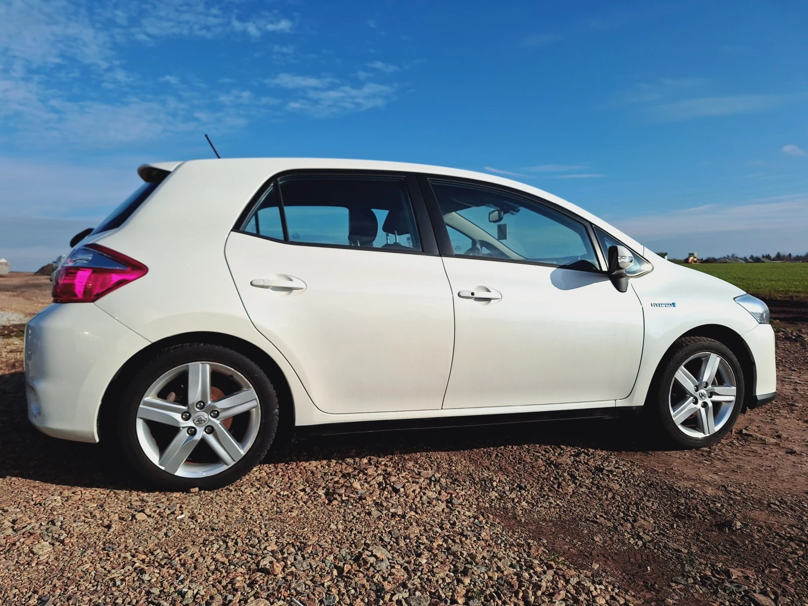 Toyota Auris  1.8iHSD - изображение 4