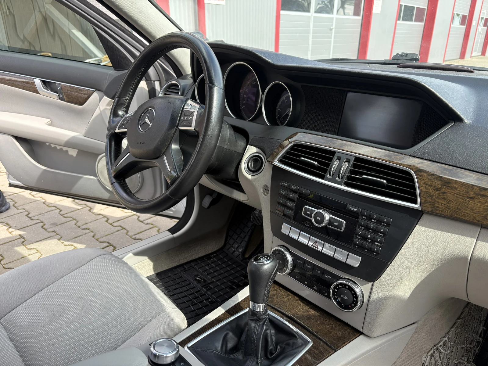 Mercedes-Benz C 220, снимка 12 - Автомобили и джипове - 54493786