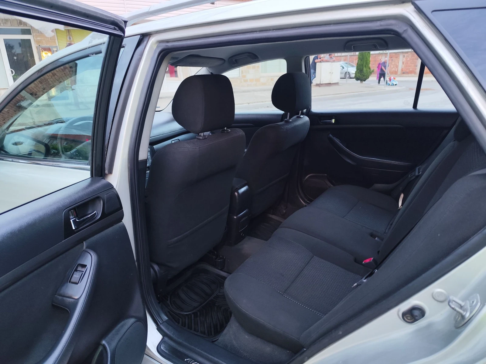 Toyota Avensis 2.0 D4D, снимка 12 - Автомобили и джипове - 54745884