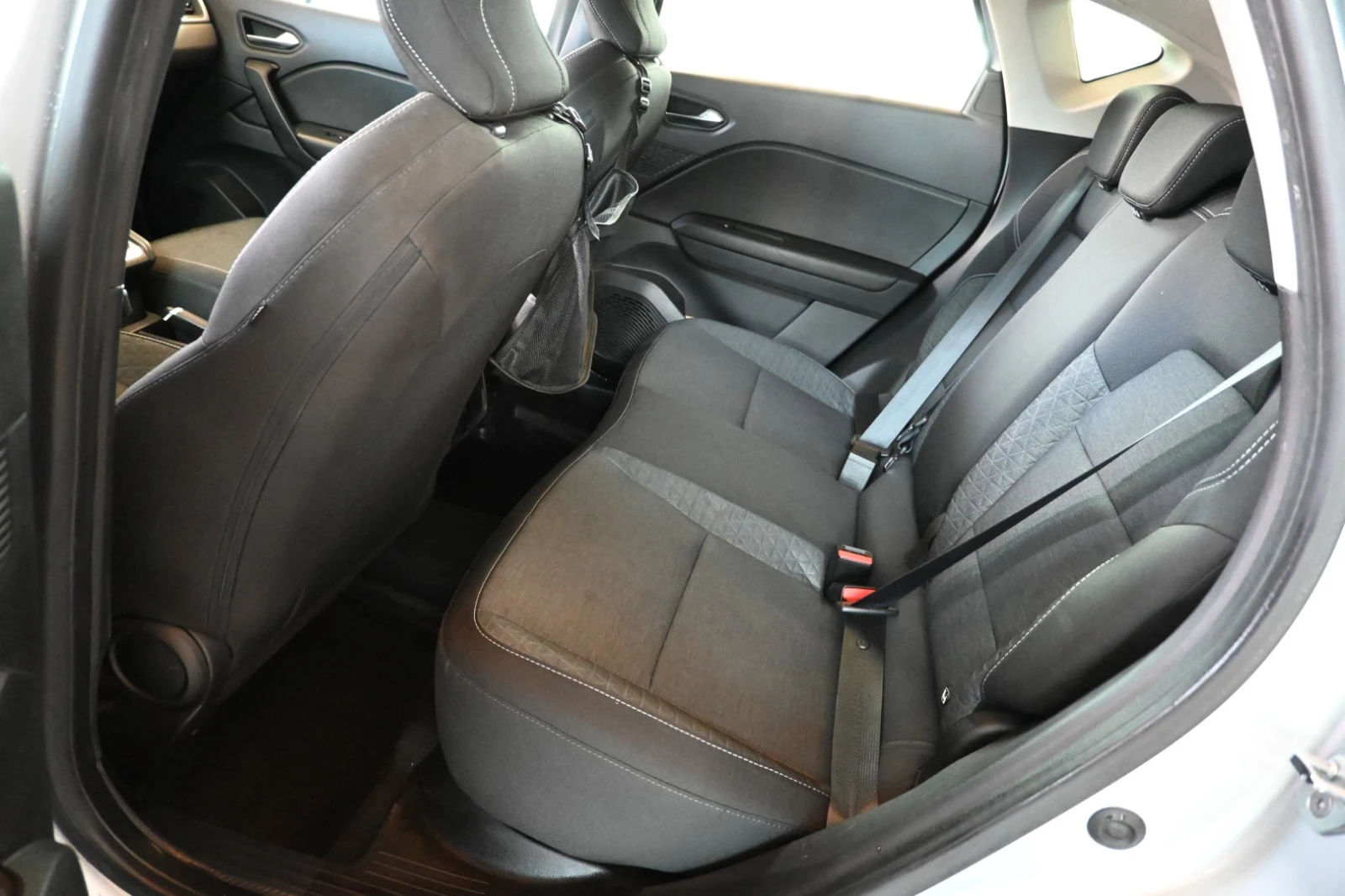 Renault Captur 1.3 Mild Hybrid Intense, снимка 9 - Автомобили и джипове - 55394070
