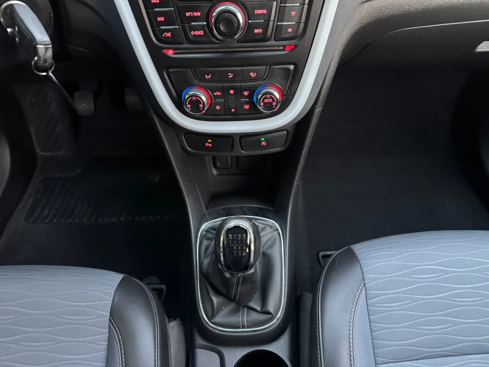 Opel Mokka ФУЛЛ ЕКСТРИ;:!!, снимка 13 - Автомобили и джипове - 54309667