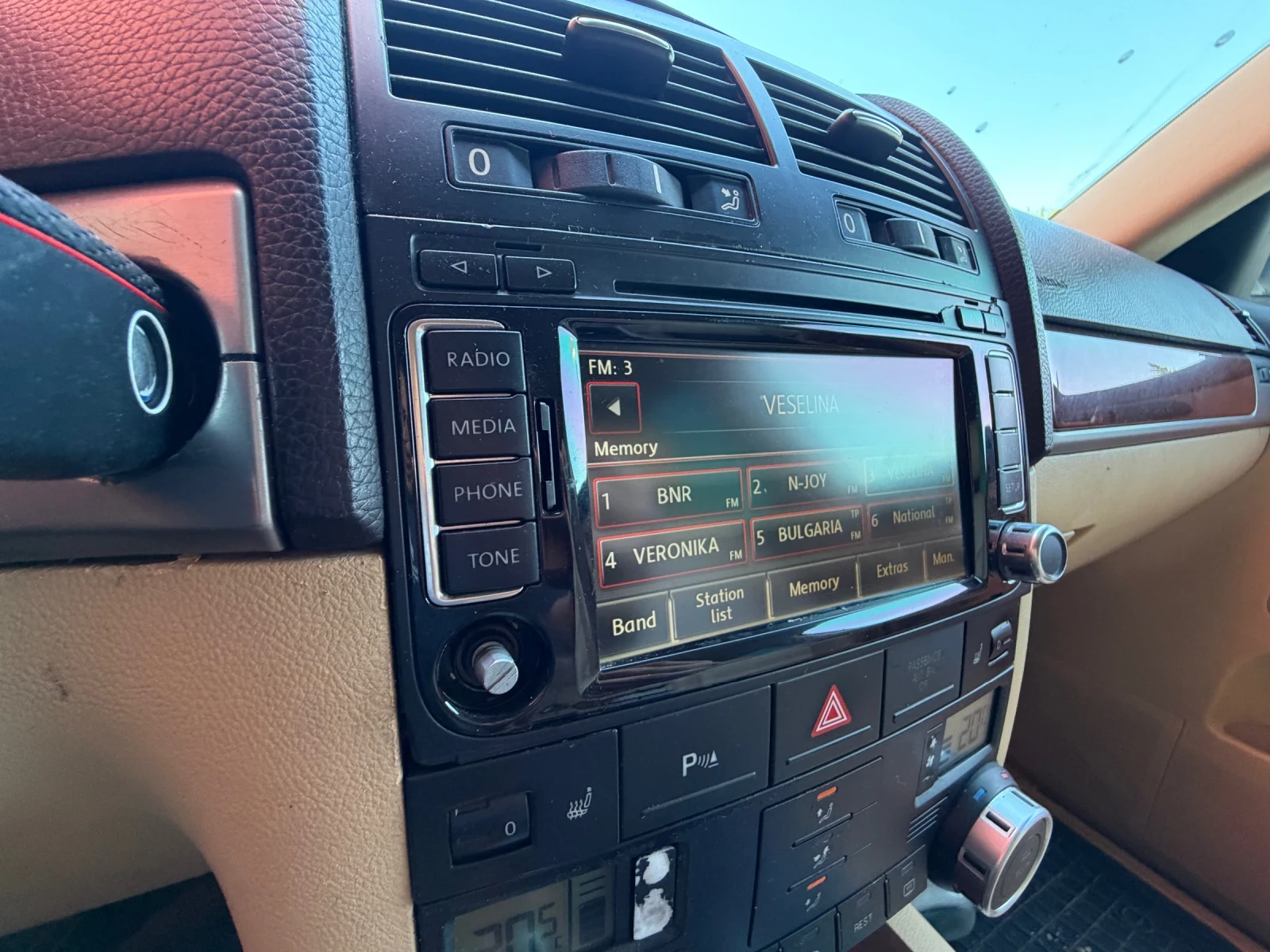 VW Touareg 3.0TDI* НА* ПРУЖИНИ* КОжа, снимка 14 - Автомобили и джипове - 54564755
