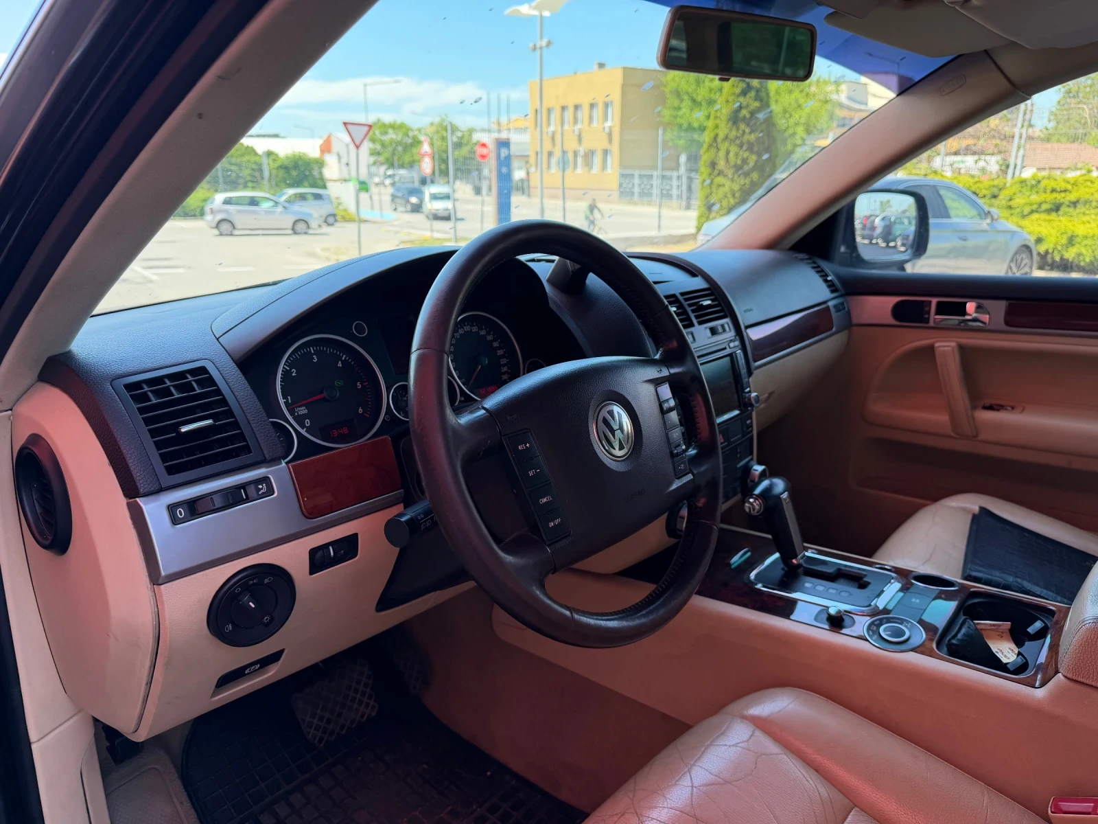 VW Touareg 3.0TDI* НА* ПРУЖИНИ* КОжа, снимка 13 - Автомобили и джипове - 54564755