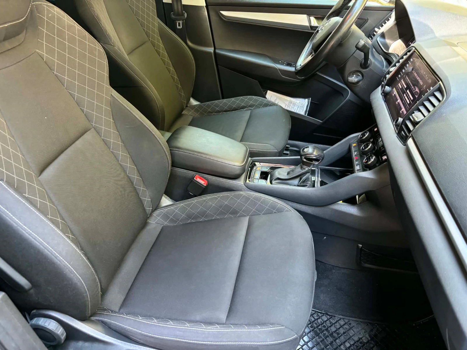 Skoda Karoq 1, 5 TSI 7DSG, снимка 8 - Автомобили и джипове - 55631630