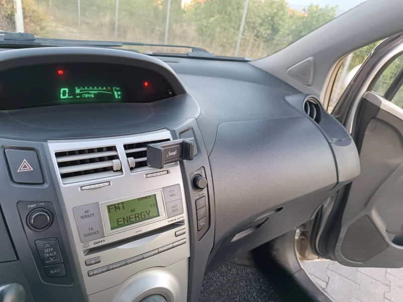 Toyota Yaris 1.3i, 87 к.с., снимка 11 - Автомобили и джипове - 52472875