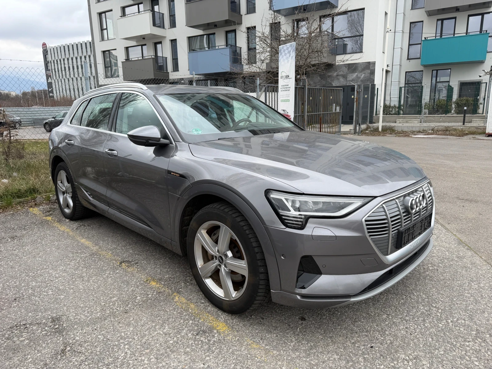 Audi E-Tron 94%SOH/МатриченLED/Пано/Камера/Амбиетно/Кожа, снимка 2 - Автомобили и джипове - 53821116