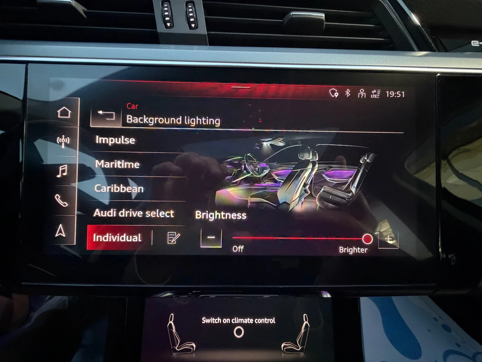 Audi E-Tron 94%SOH/МатриченLED/Пано/Камера/Амбиетно/Кожа, снимка 15 - Автомобили и джипове - 54035138