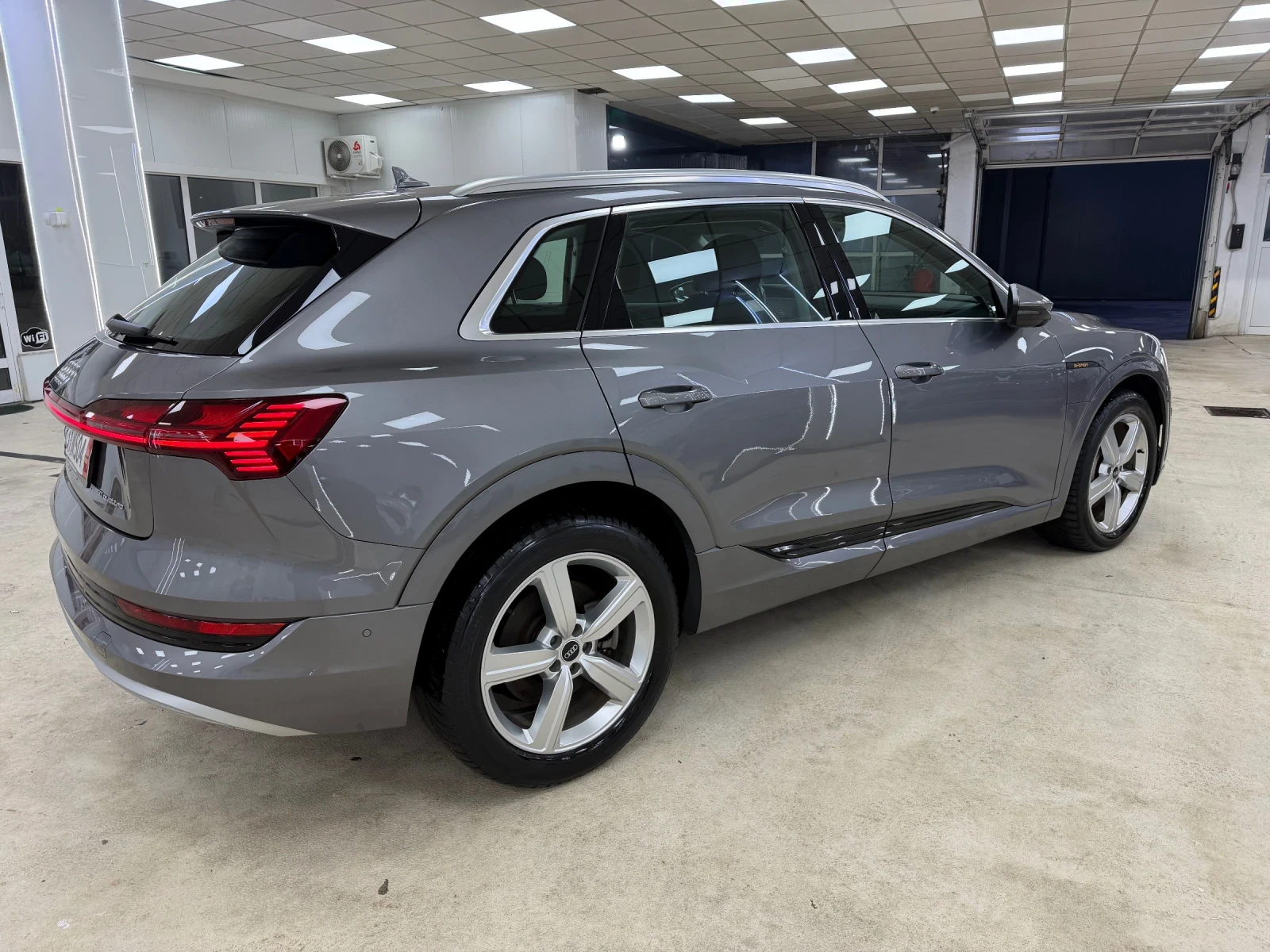 Audi E-Tron 94%SOH/МатриченLED/Пано/Камера/Амбиетно/Кожа, снимка 4 - Автомобили и джипове - 54035138