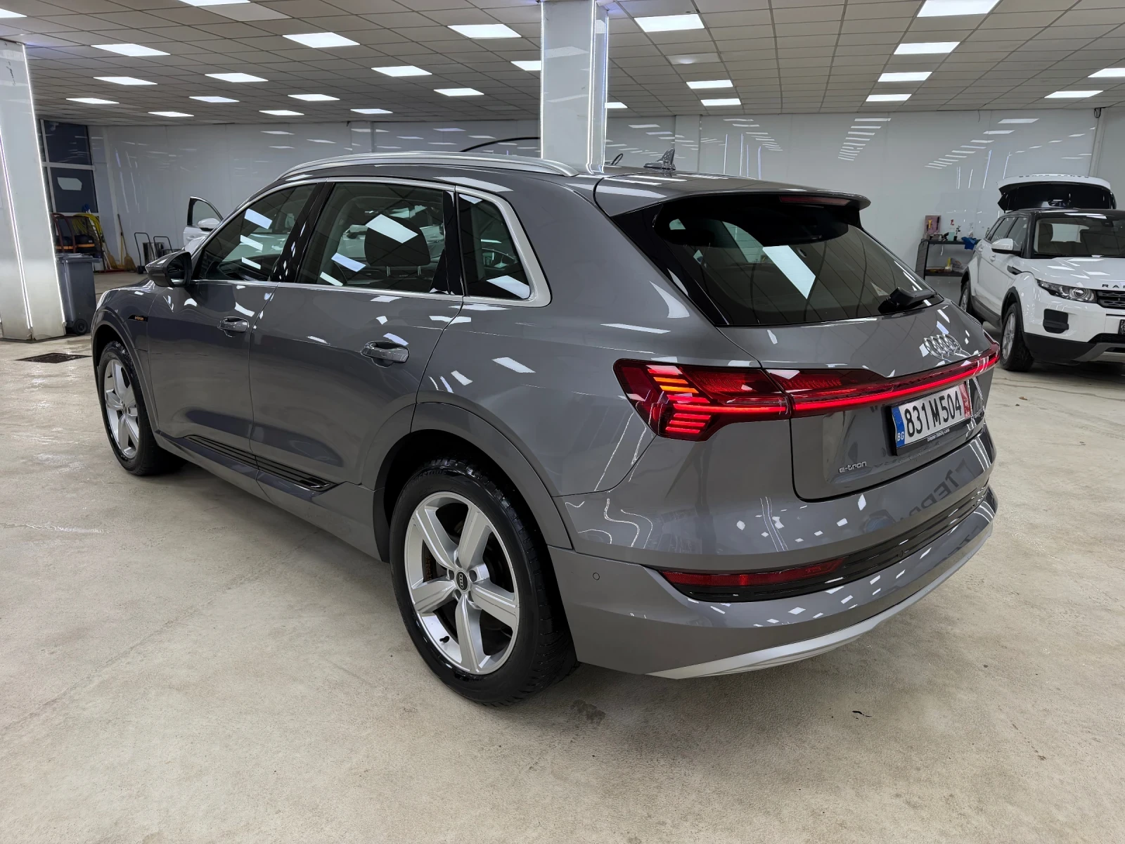 Audi E-Tron 94%SOH/МатриченLED/Пано/Камера/Амбиетно/Кожа, снимка 5 - Автомобили и джипове - 54035138