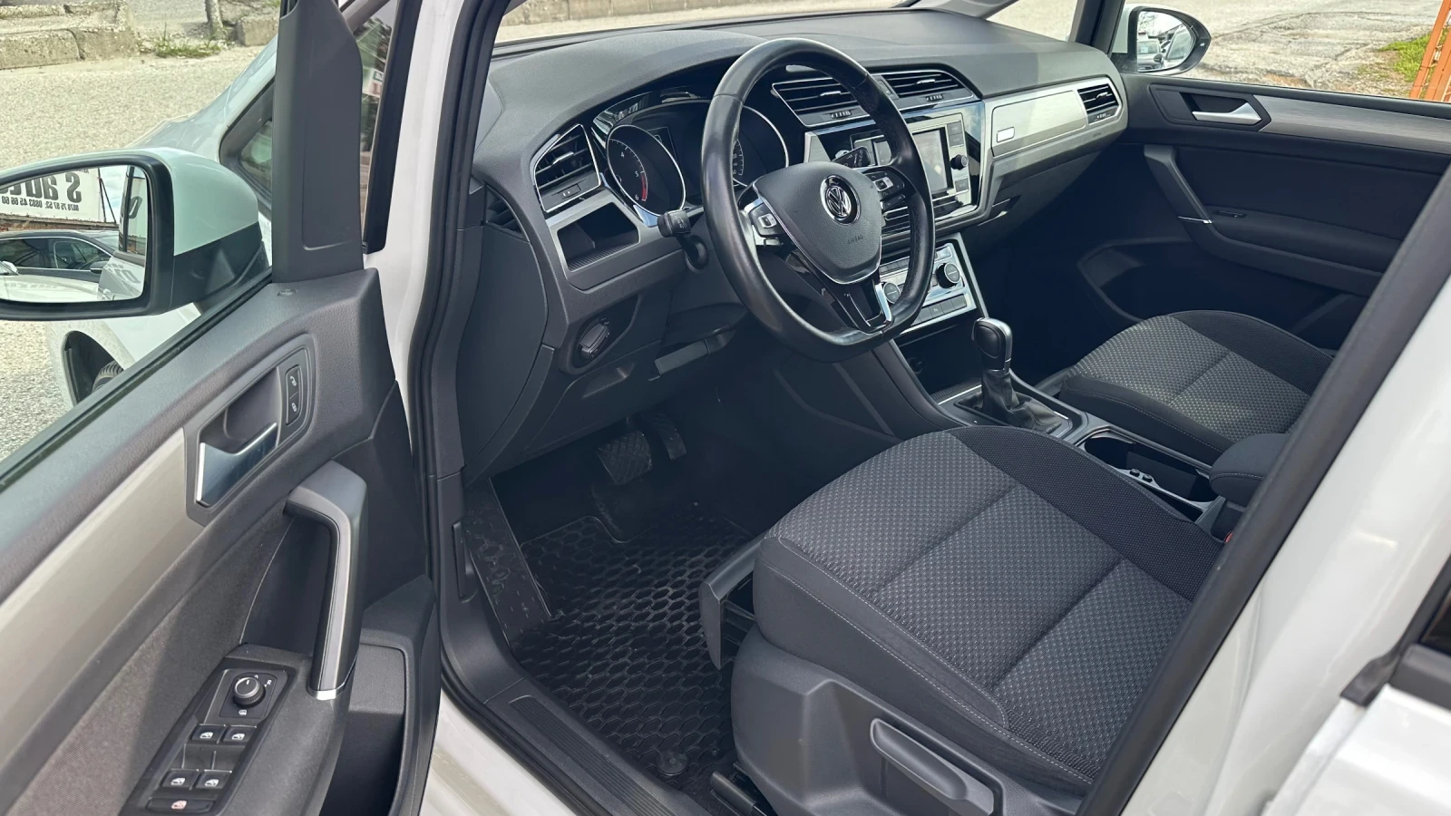 VW Touran 2.0TDI, снимка 8 - Автомобили и джипове - 54125955