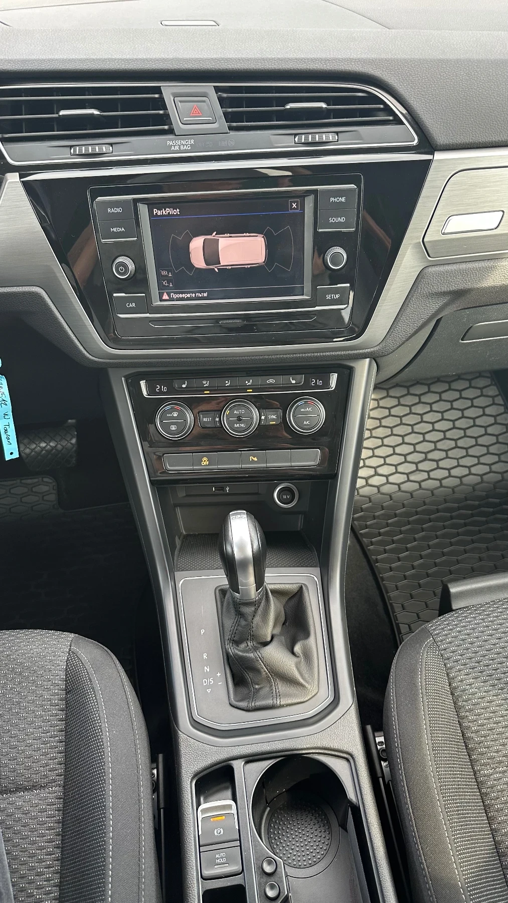 VW Touran 2.0TDI, снимка 11 - Автомобили и джипове - 54125955