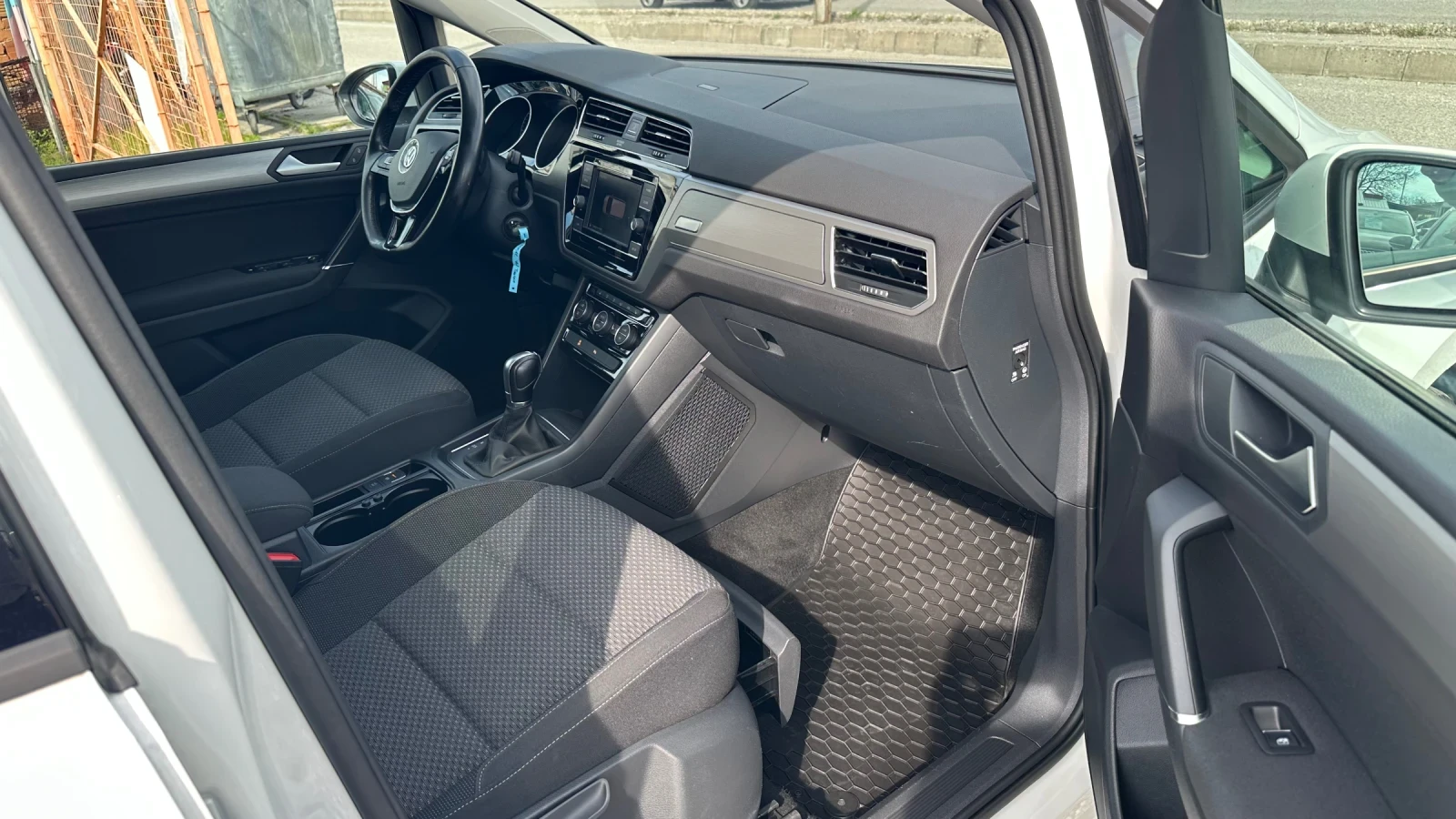 VW Touran 2.0TDI, снимка 12 - Автомобили и джипове - 54125955