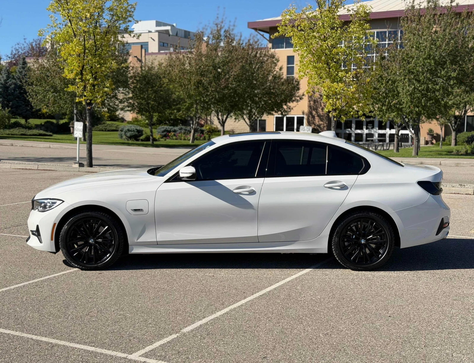 BMW 330 * 330e xDrive* АВТОКРЕДИТ БЕЗ ПЪРВОНАЧАЛНА ВНОСКА*, снимка 2 - Автомобили и джипове - 56112045