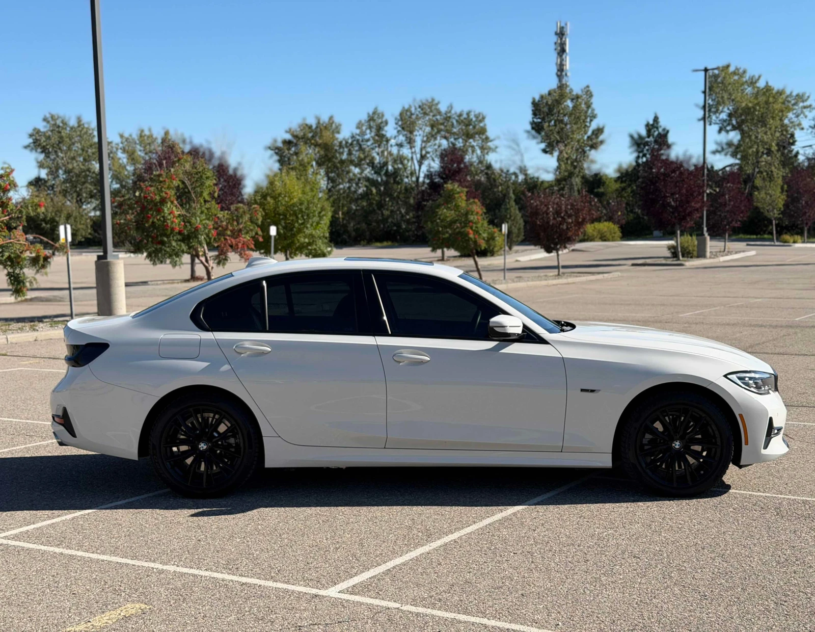 BMW 330 * 330e xDrive* АВТОКРЕДИТ БЕЗ ПЪРВОНАЧАЛНА ВНОСКА*, снимка 3 - Автомобили и джипове - 56112045