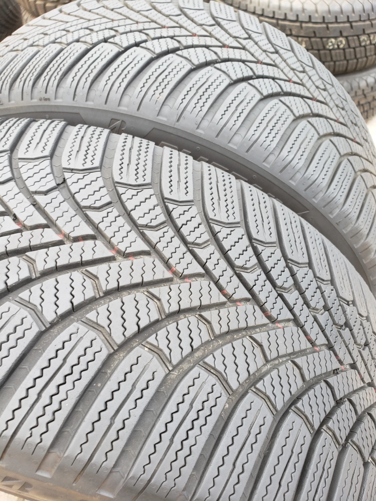 Гуми Зимни 225/45R17, снимка 3 - Гуми и джанти - 56282288