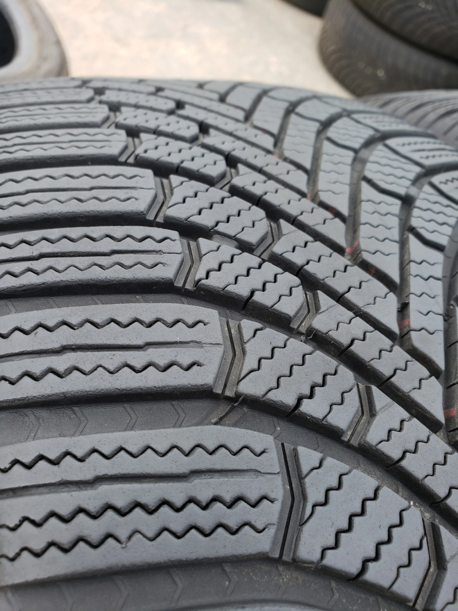 Гуми Зимни 225/45R17, снимка 5 - Гуми и джанти - 56282288