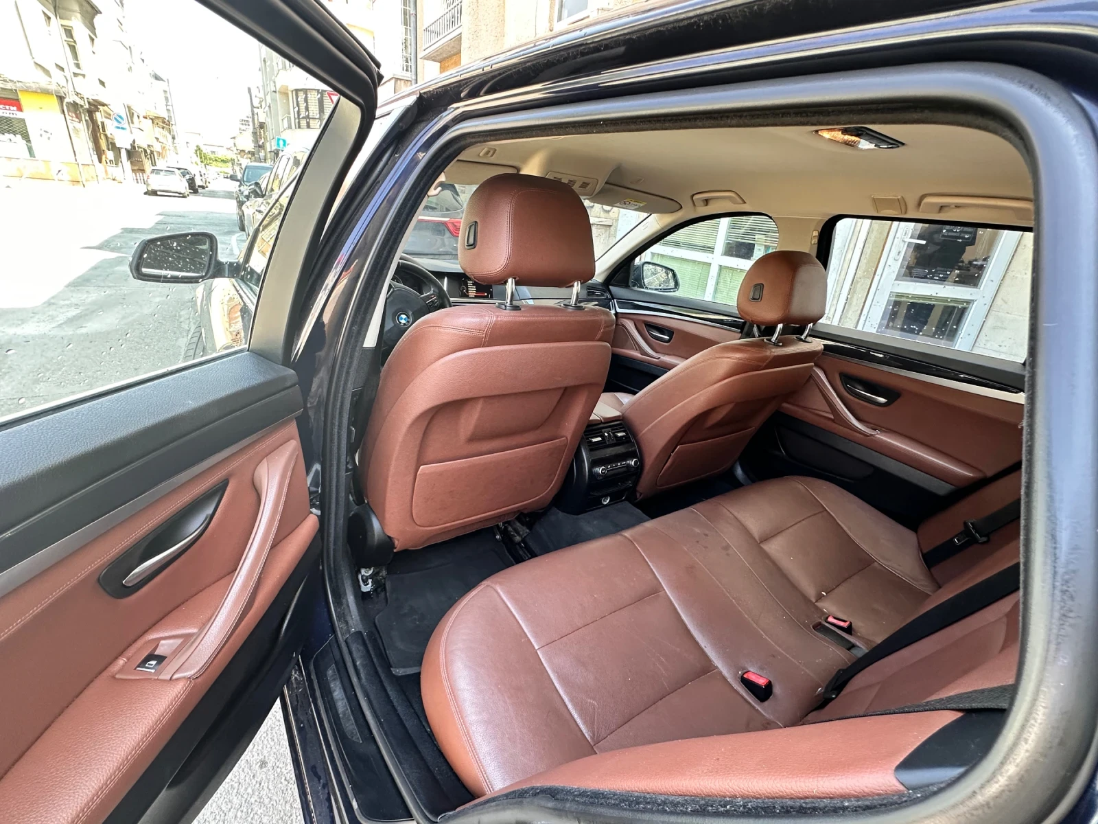 BMW 520 2, 0 автоматик бензин 4х2 - изображение 6