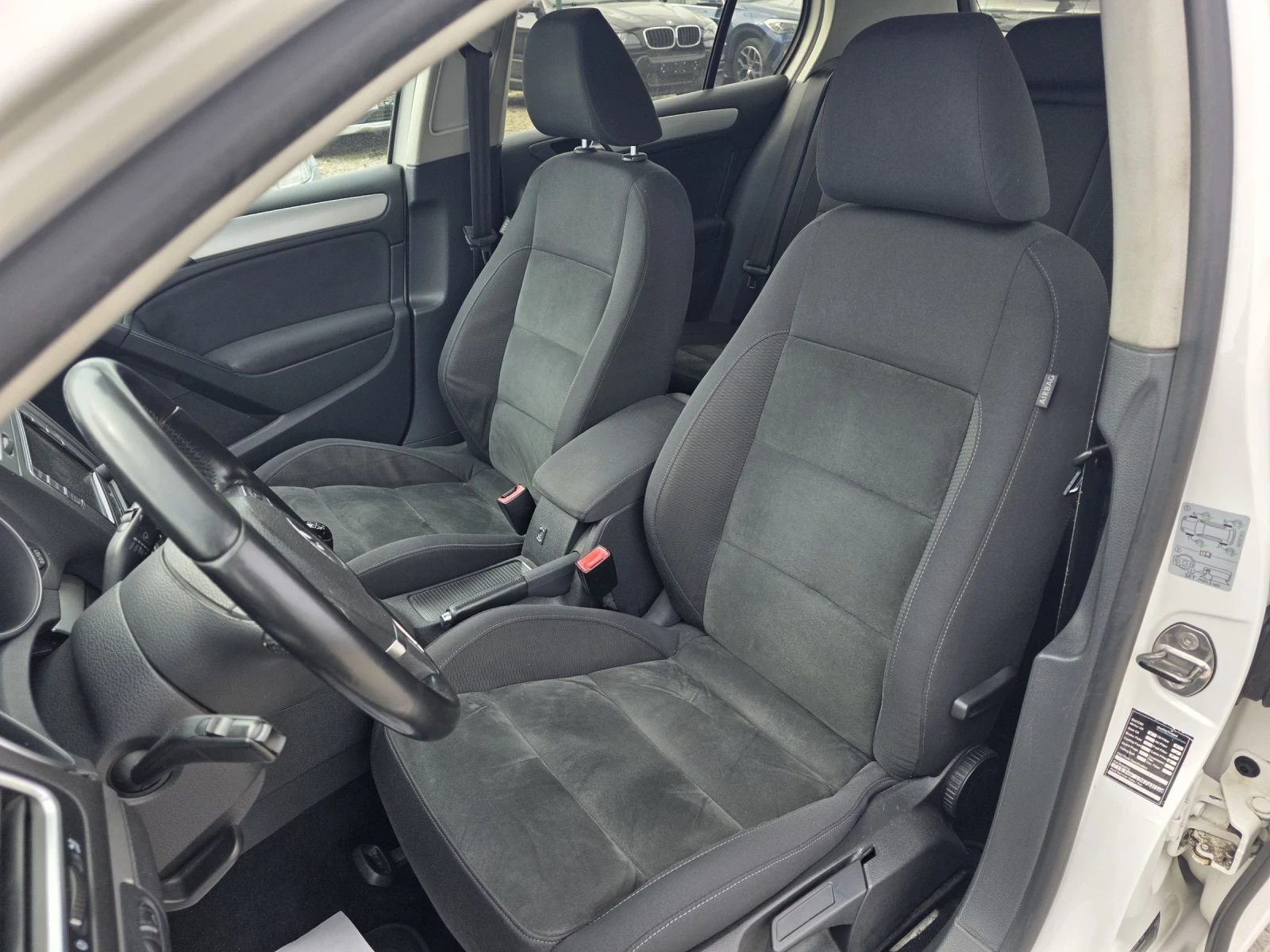 VW Golf 1.6TDi, снимка 11 - Автомобили и джипове - 53915213