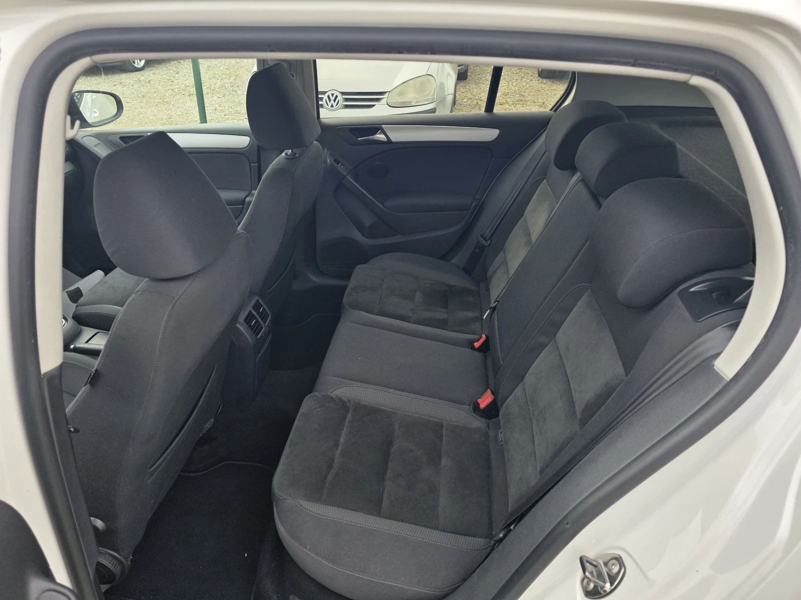 VW Golf 1.6TDi, снимка 12 - Автомобили и джипове - 53915213