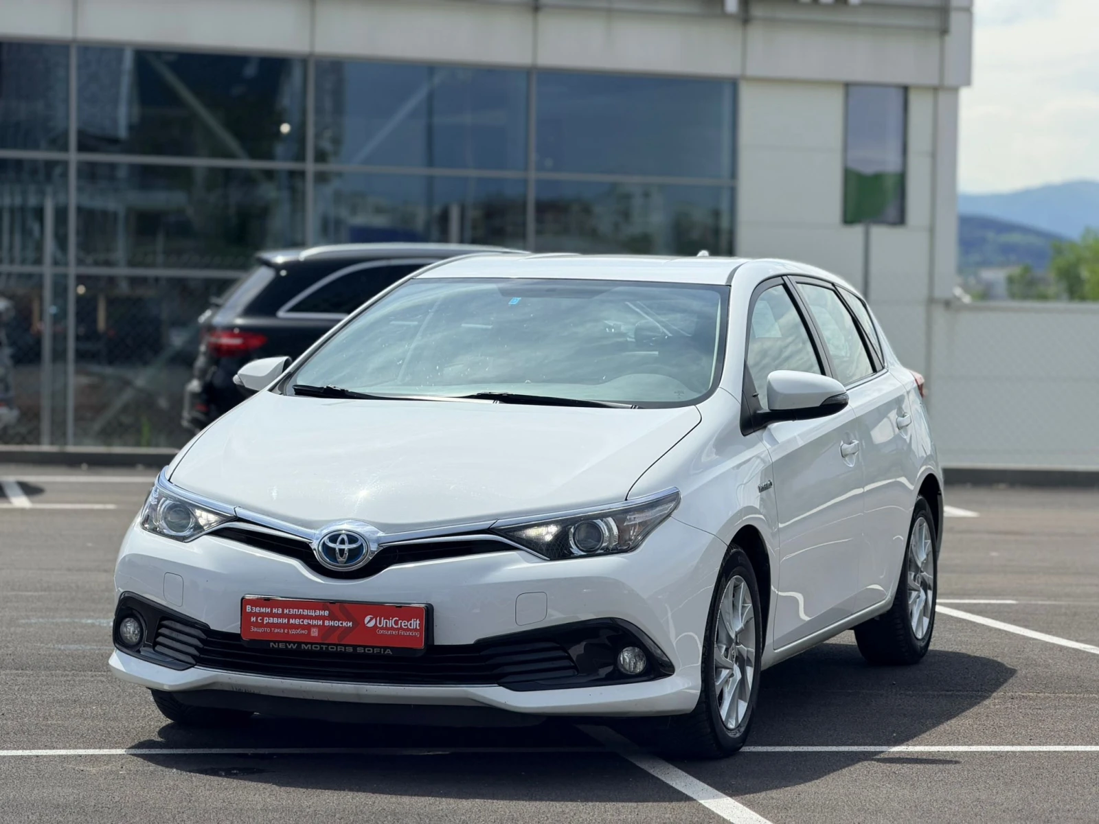 Toyota Auris 1.8HYBRID Лизинг през Уникредит по 178 евро