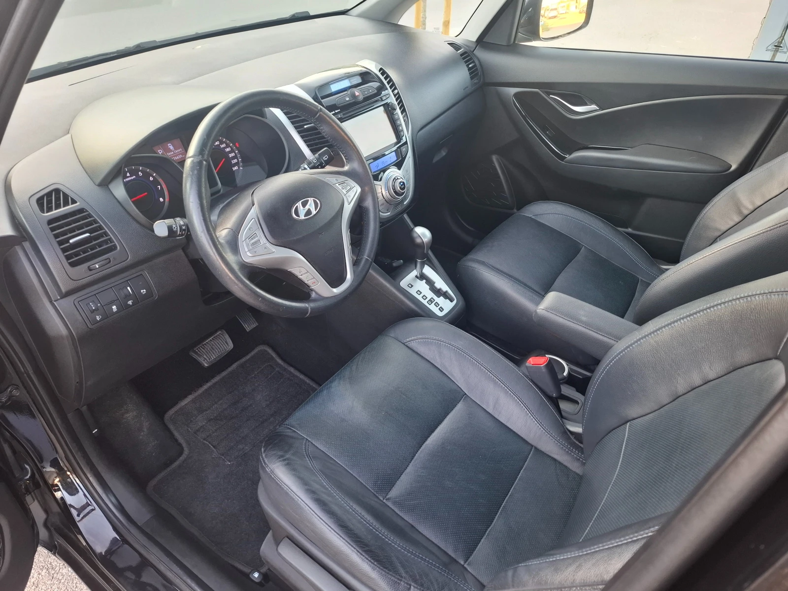 Hyundai Ix20 1.6i 125ps AUTOMAT / NAVI / PANORAMA , снимка 7 - Автомобили и джипове - 54714833