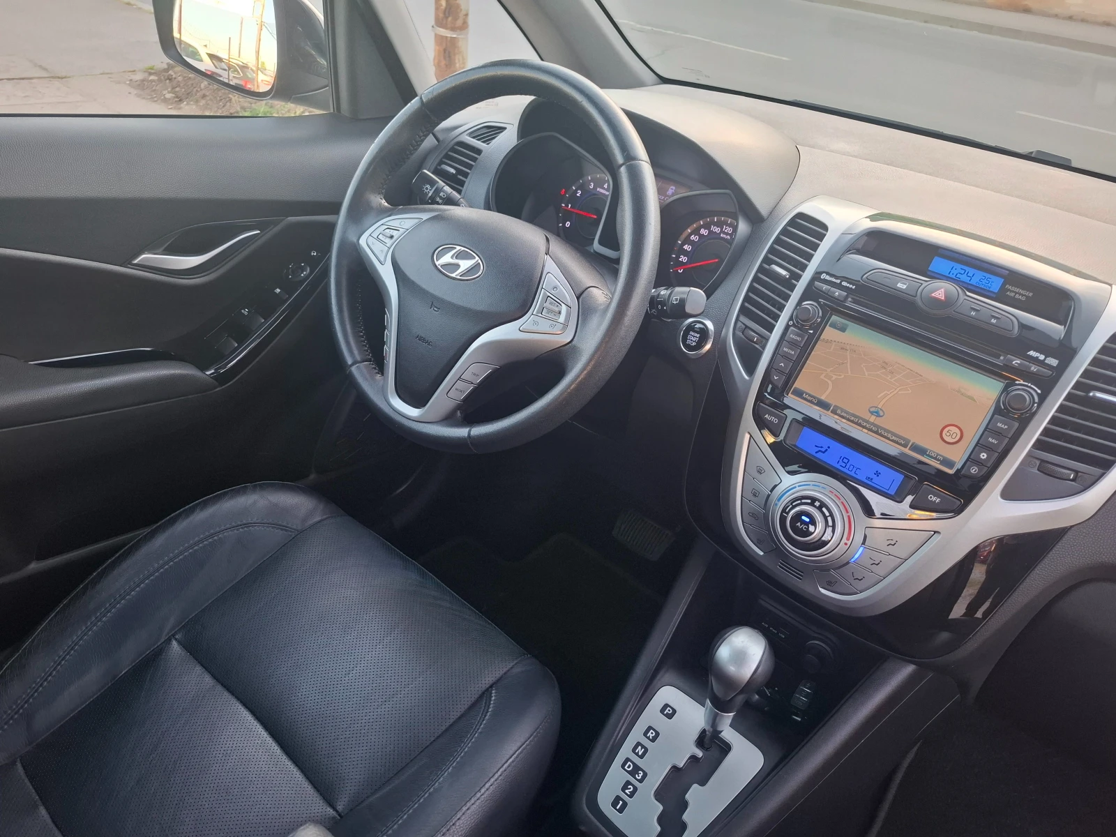 Hyundai Ix20 1.6i 125ps AUTOMAT / NAVI / PANORAMA , снимка 11 - Автомобили и джипове - 54714833