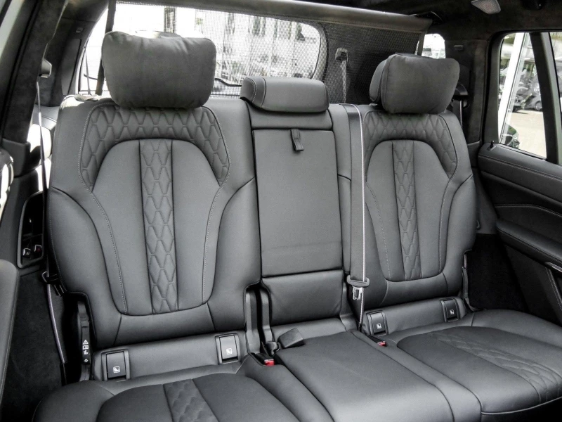 BMW X7 M60i CARBON B&W PANO HEAD UP 360 , снимка 12 - Автомобили и джипове - 51508567