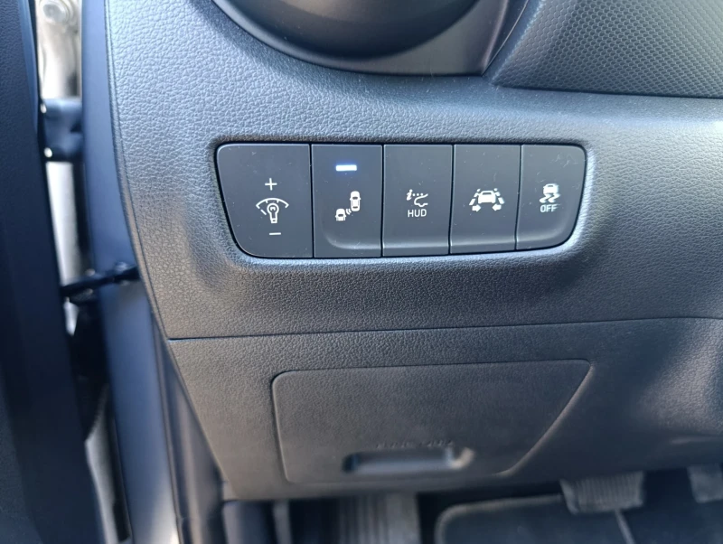 Hyundai Kona 1.6 CRDI 4 AWD, снимка 13 - Автомобили и джипове - 52971710