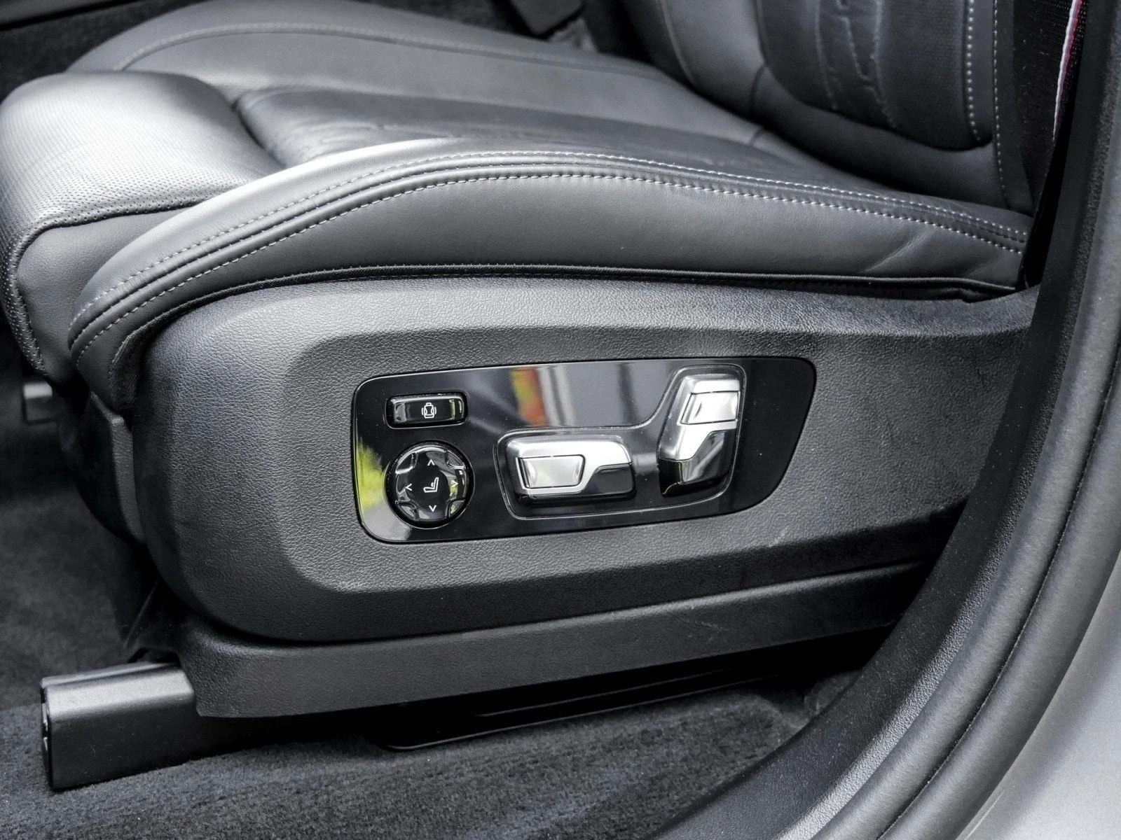 BMW X7 M60i CARBON B&W PANO HEAD UP 360  - изображение 4