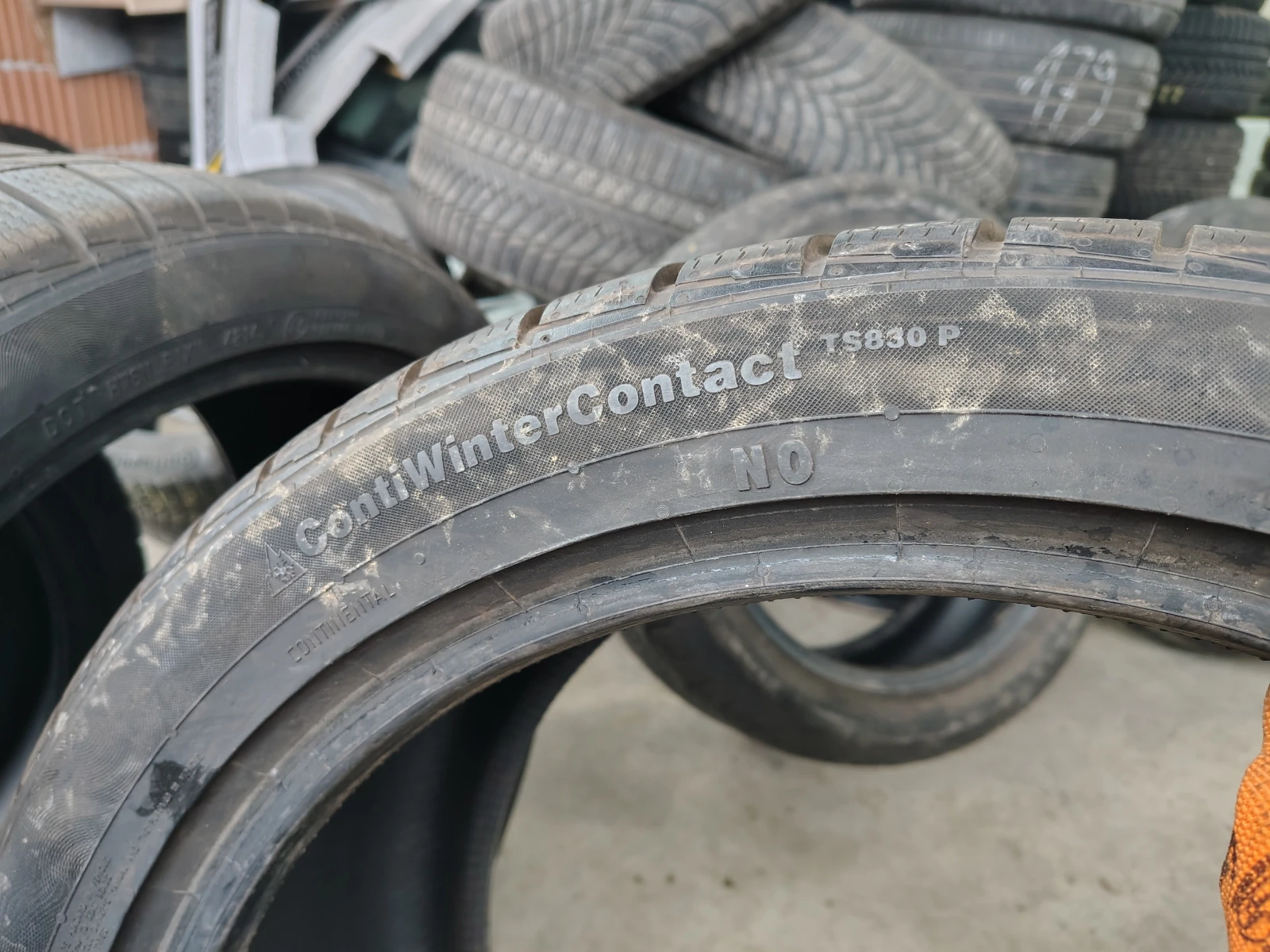 Гуми Зимни 235/40R19, снимка 8 - Гуми и джанти - 54094836