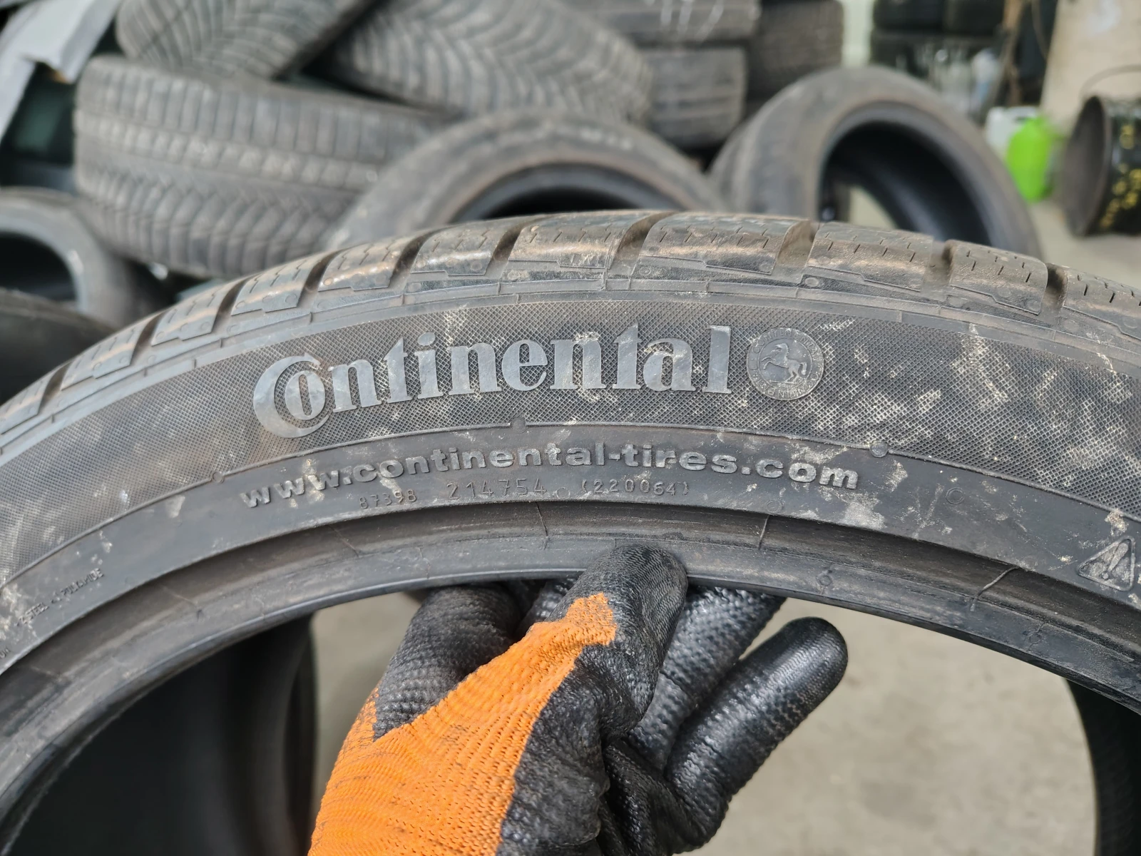 Гуми Зимни 235/40R19, снимка 6 - Гуми и джанти - 54094836