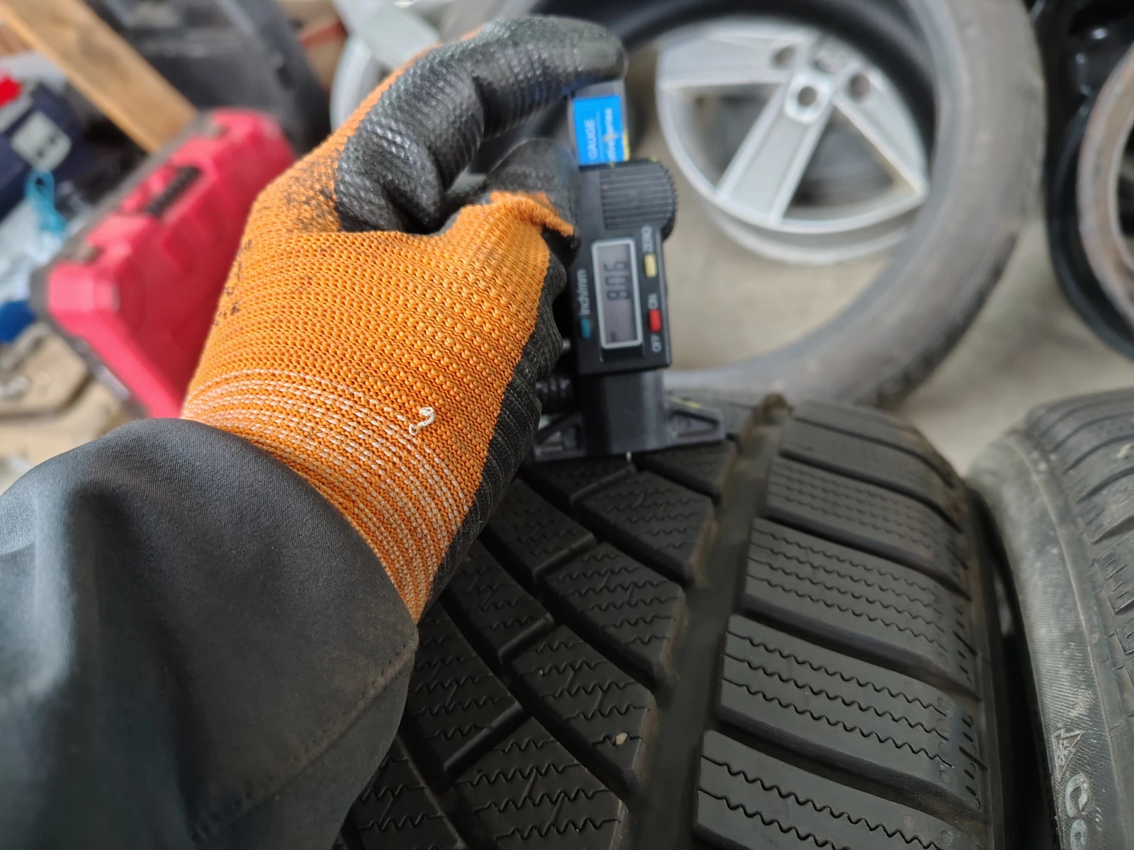 Гуми Зимни 235/40R19, снимка 5 - Гуми и джанти - 54094836