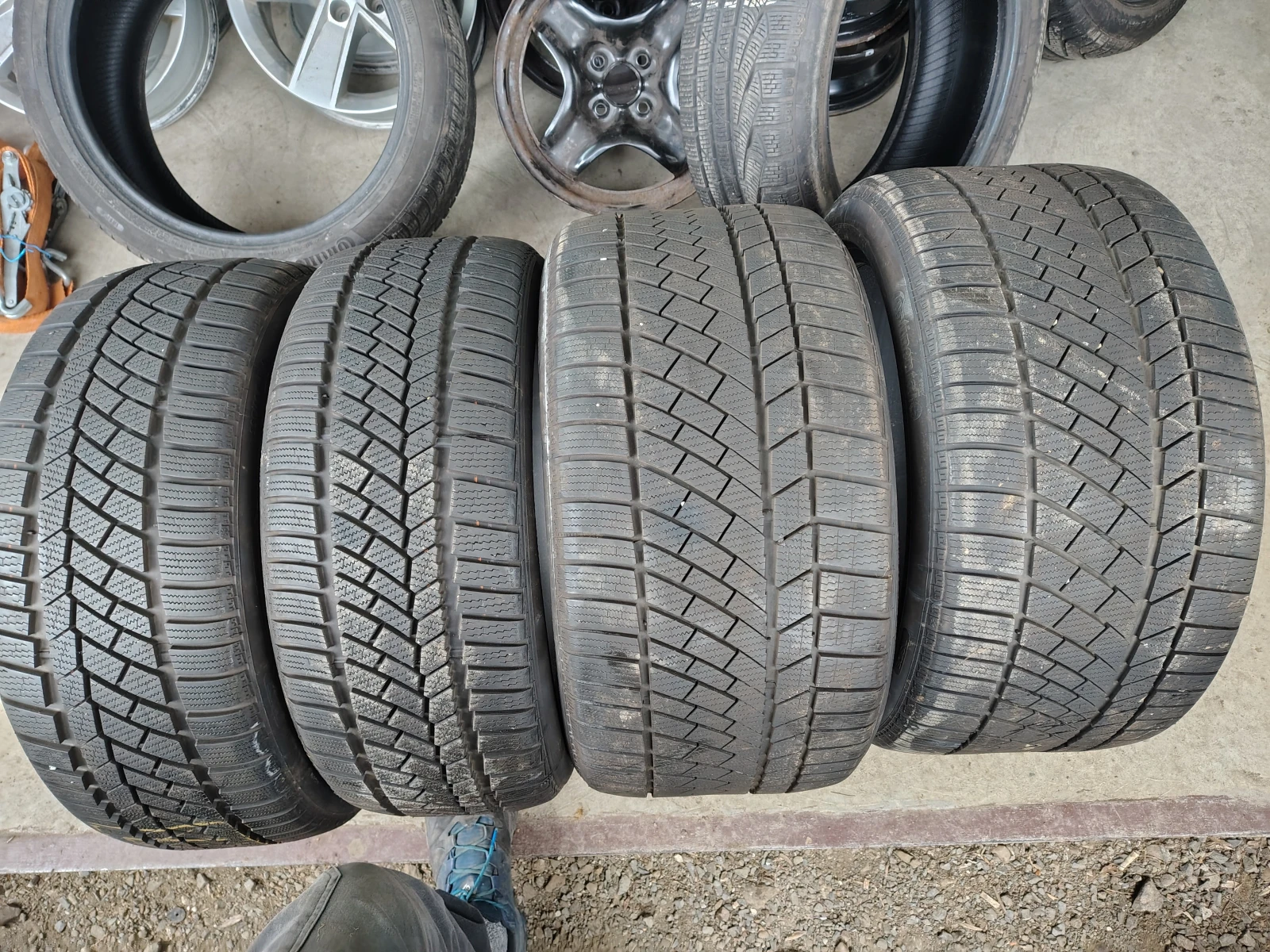 Гуми Зимни 235/40R19