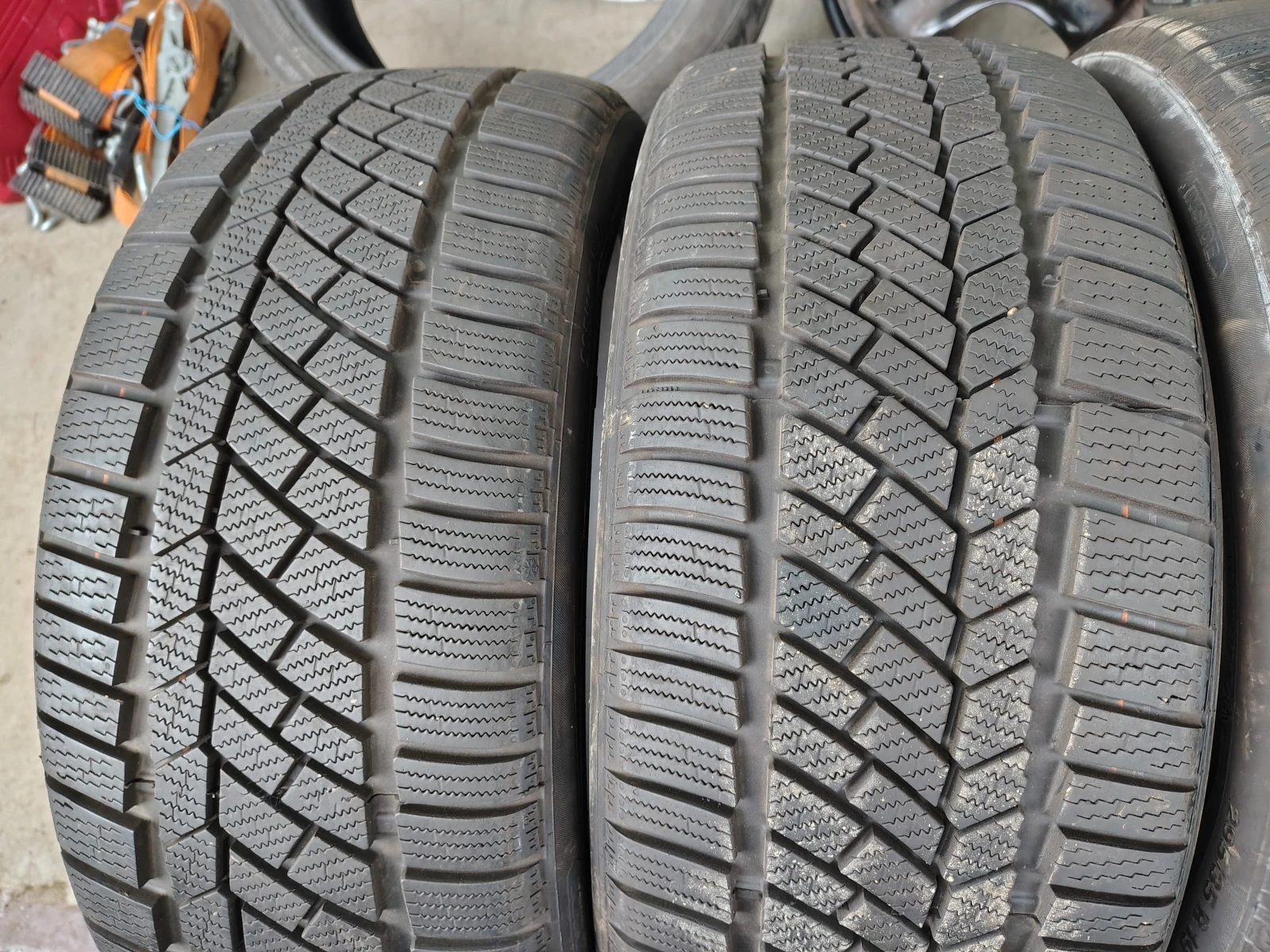 Гуми Зимни 235/40R19, снимка 2 - Гуми и джанти - 54094836