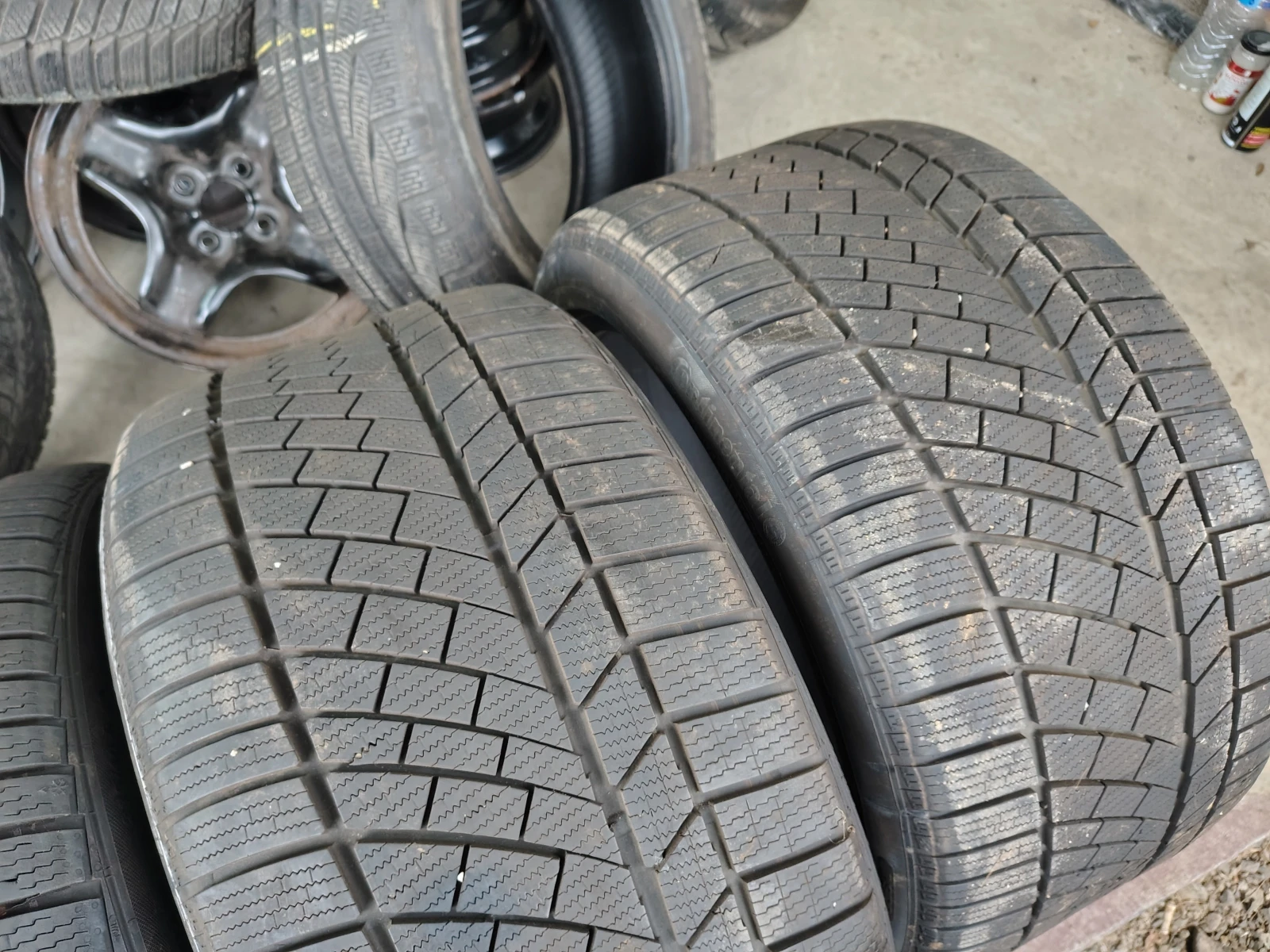 Гуми Зимни 235/40R19, снимка 3 - Гуми и джанти - 54094836
