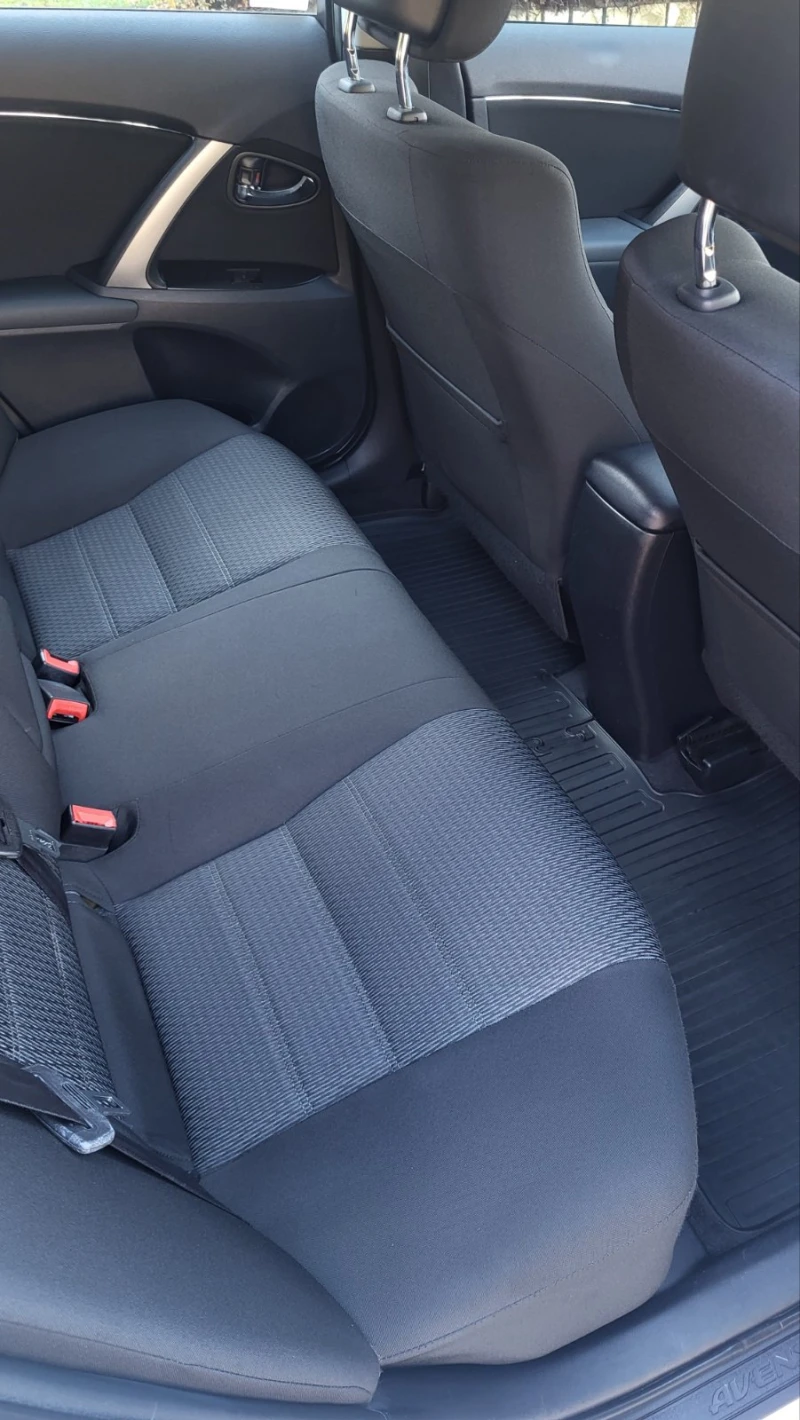Toyota Avensis 1.8i, снимка 10 - Автомобили и джипове - 53501837