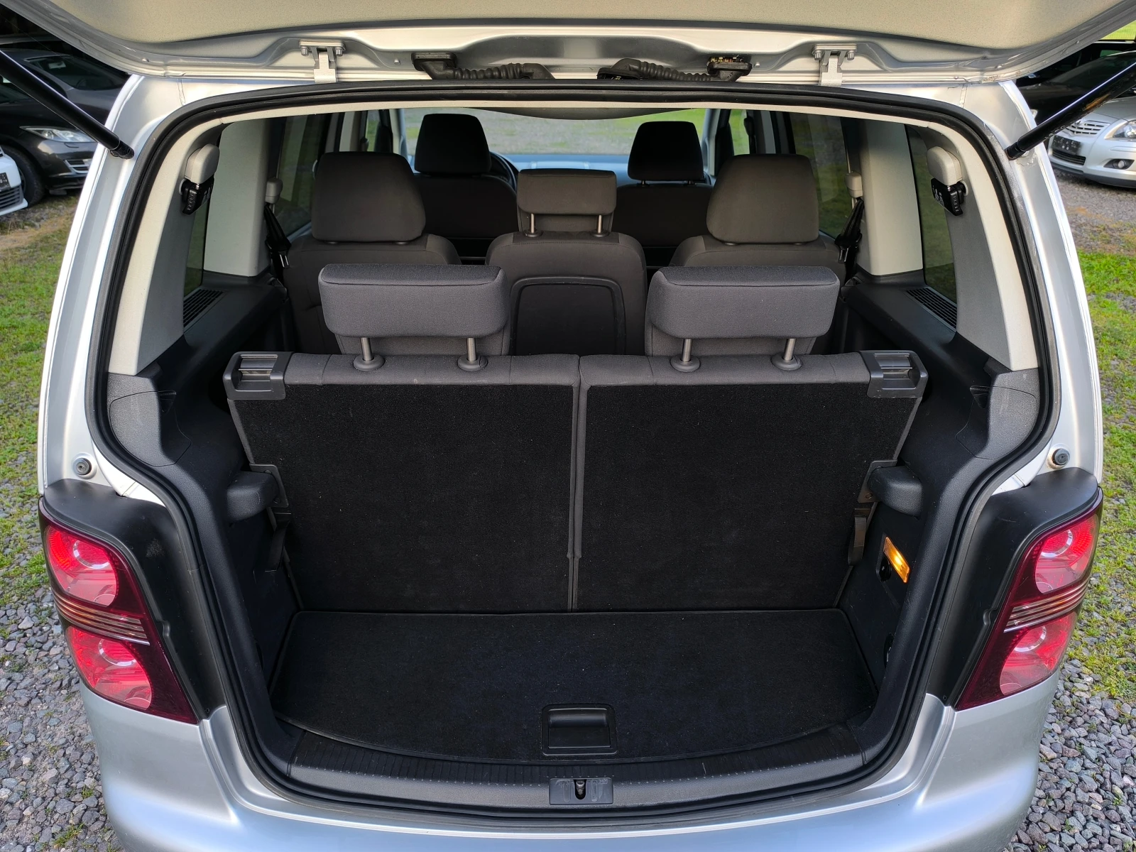 VW Touran -FACE LIFT-1.9TDI-105кс-6 скорости-7 места-КЛИМА-, снимка 12 - Автомобили и джипове - 54679993