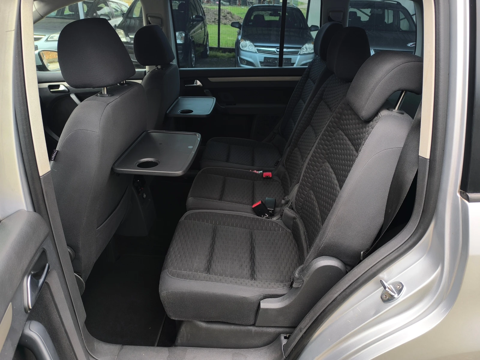 VW Touran -FACE LIFT-1.9TDI-105кс-6 скорости-7 места-КЛИМА-, снимка 11 - Автомобили и джипове - 54679993