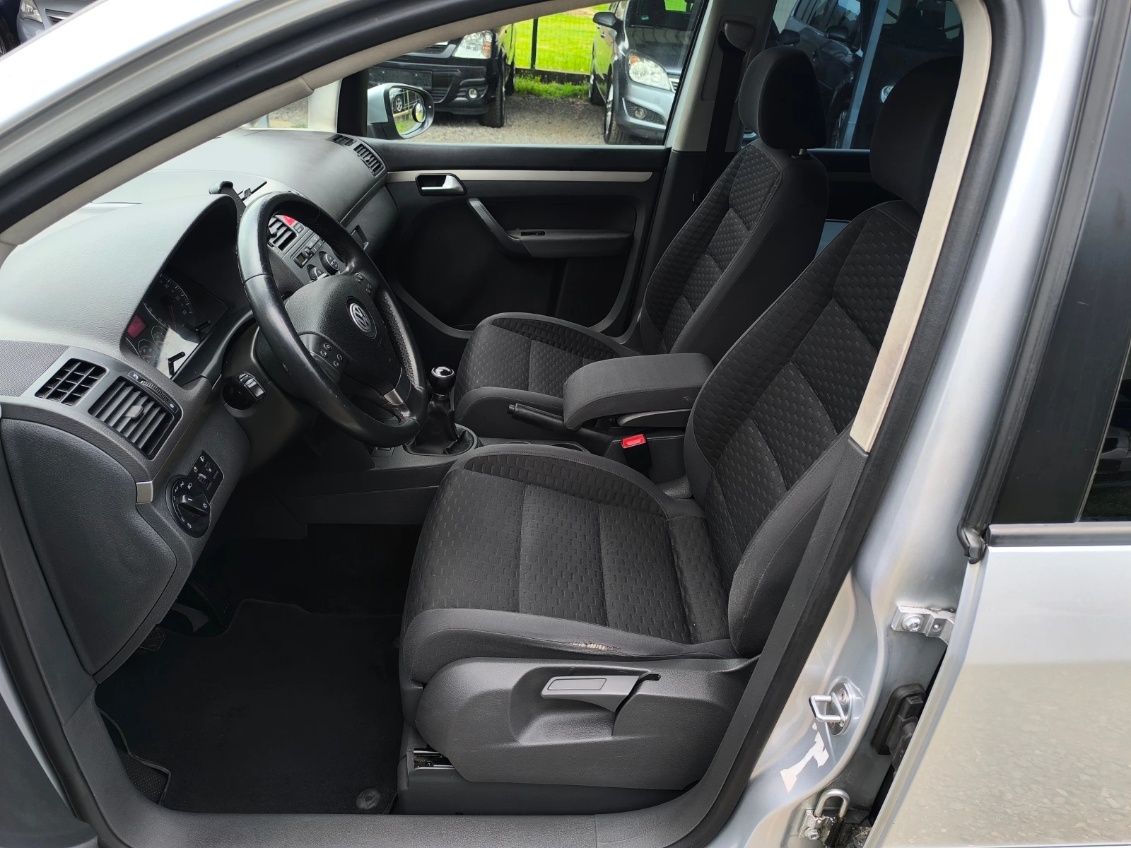 VW Touran -FACE LIFT-1.9TDI-105кс-6 скорости-7 места-КЛИМА-, снимка 9 - Автомобили и джипове - 54679993