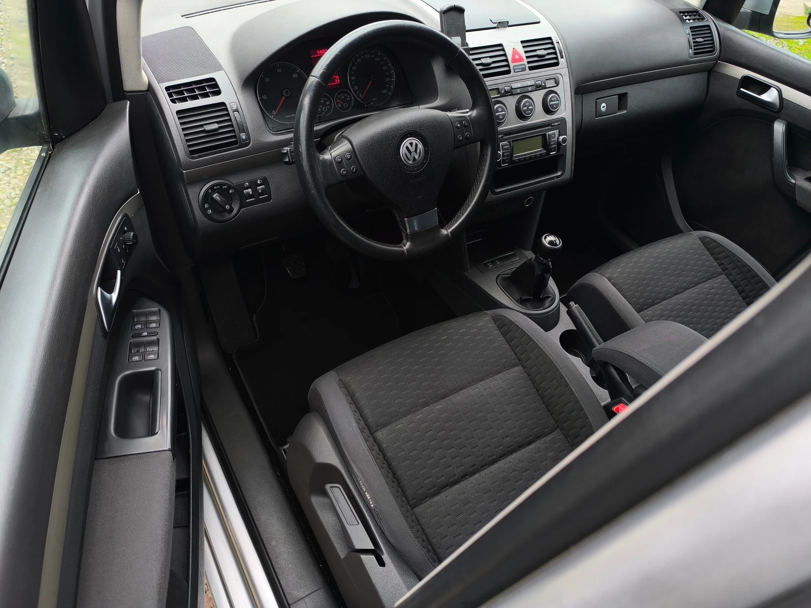 VW Touran -FACE LIFT-1.9TDI-105кс-6 скорости-7 места-КЛИМА-, снимка 10 - Автомобили и джипове - 54679993