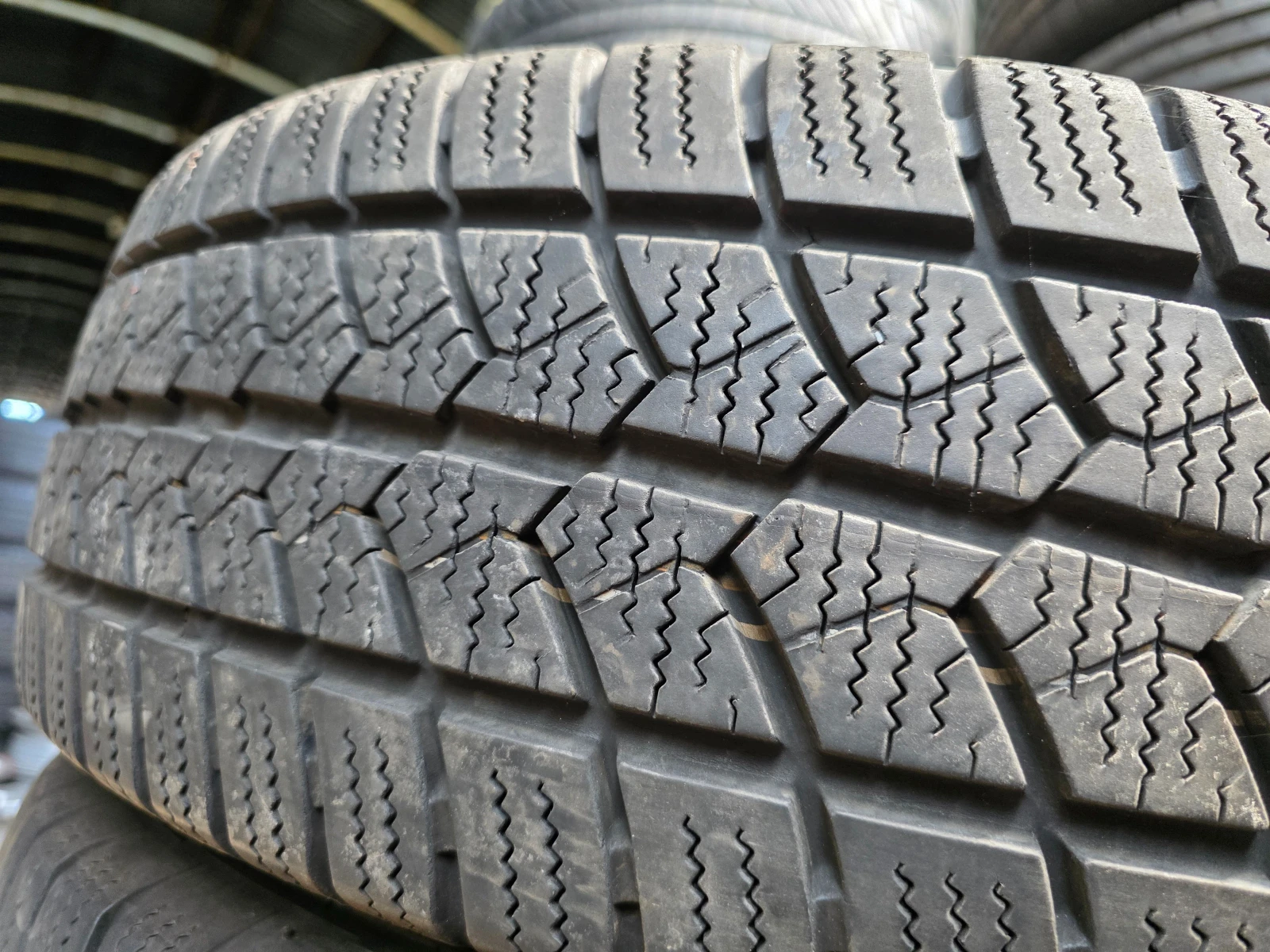 Гуми Зимни 205/65R15, снимка 2 - Гуми и джанти - 55478298