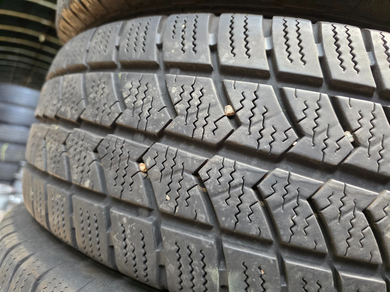 Гуми Зимни 205/65R15, снимка 3 - Гуми и джанти - 55478298