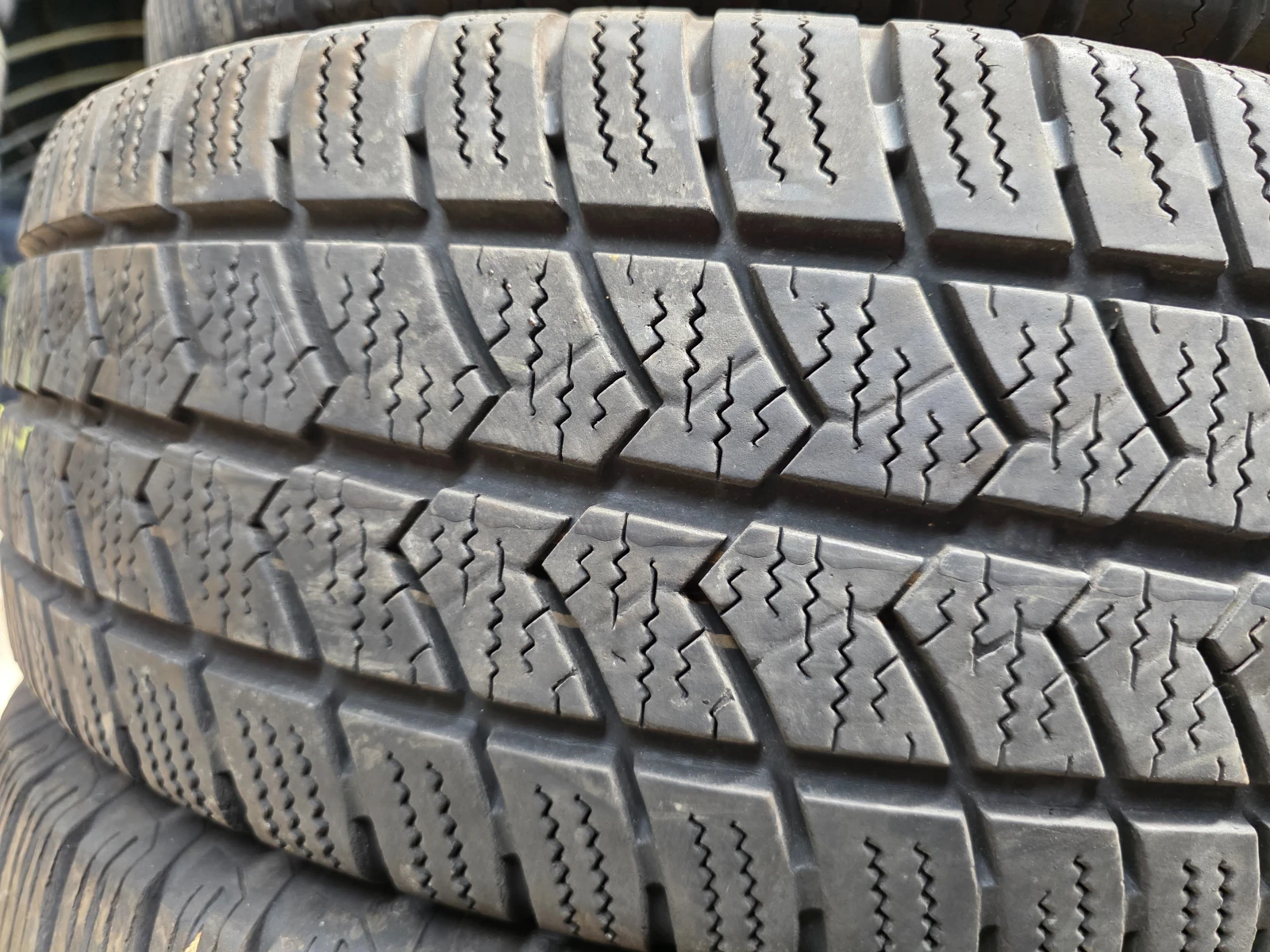 Гуми Зимни 205/65R15, снимка 5 - Гуми и джанти - 55478298