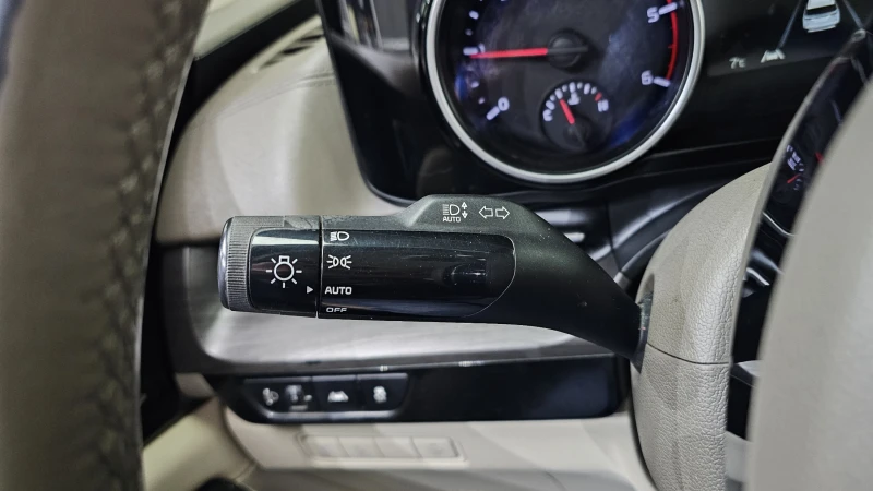 Kia Carnival 4th generation 9 Seater, снимка 14 - Автомобили и джипове - 52693431